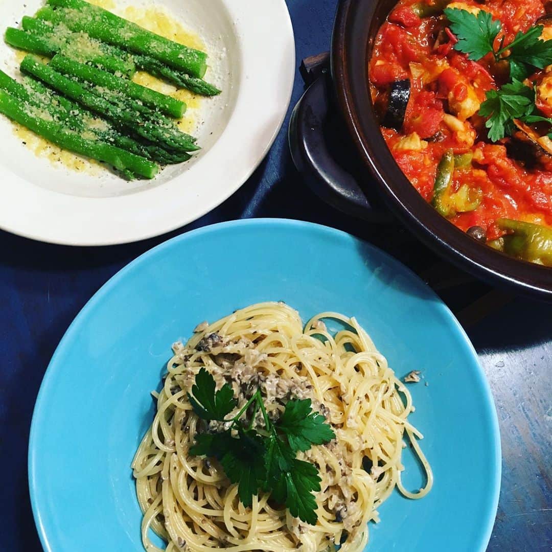 井上荒野のインスタグラム：「こないだ作った茸ソースの残りに生クリーム足してパスタ、うまい！鶏肉のトマト煮込み、アスパラ。やたら載ってるイタリアンパセリは夫がテラスで栽培しているもの。」