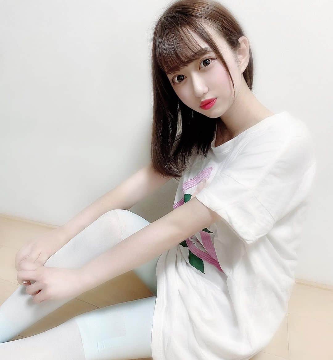 のインスタグラム：「YOUBEさんの冷感ニーハイソックス # 05 CoolSocks 🌷(@yoube_femigran) 最近足のむくみがすごいなぁって 悩んでたので試してみました!!  まだまだ暑い今の時期でも 気持ちよく履いて寝られるし、 引き締められてむくみ解消に 凄く効果的な気がします🥰  購入の際のクーポンコードは 「YOUBE10」だよ〜🐱 ２回も使えるみたいだからぜひ 使ってみてね💓  #YOUBE #CoolSocks #PR」