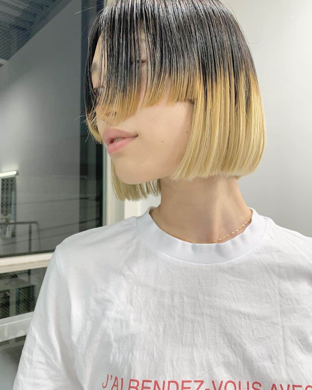 nanako itoのインスタグラム：「DesignBob . パツんとしたボブにアクセントで長めバングを耳前まで切り込む。 . 顎ラインに真っ直ぐなラインに対してバングは少しだけ前下がりに。 . お似合いでした♥️」