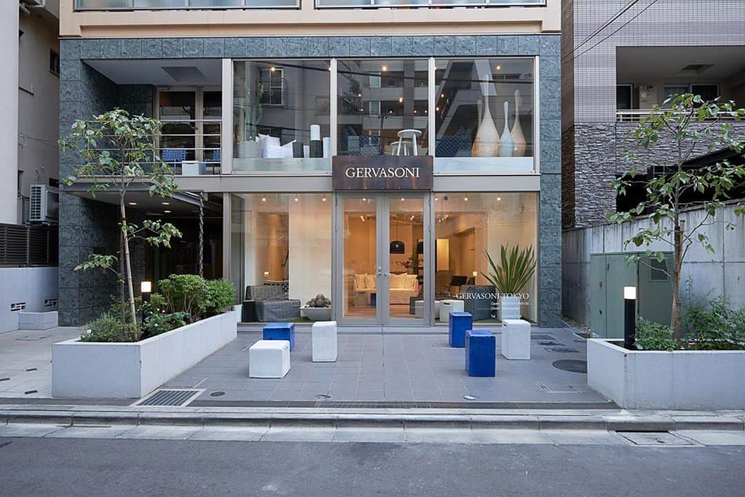 のインスタグラム：「【GERVASONI TOKYO 閉店のご案内】  いつもご覧いただきありがとうございます。  GERVASONI TOKYOは、9月末日をもって閉店することとなりました。  現在の状況を鑑み、より皆様にお役立ちできる店舗のあり方を検討しております。 移転先については現在のところ未定ですが、決まり次第あらためてご案内させていただきます。  急なお知らせとなりました事をお詫び申し上げますと共に、 平成25年7月オープンより、多くのお客様にご愛顧いただきましたことを、スタッフ一同、心より御礼申し上げます。  誠にありがとうございました。  尚、通常火・水曜日は定休日ですが、 9月29日(火)と9月30日(水)も事前予約制にて、 営業いたします。 皆様のご来店心よりお待ちしております。   尚、GERVASONI TOKYO STOREは営業終了となりますが、GERVASONI社製品の取り扱い、販売は継続させて頂きますので、10月1日以降は下記までご連絡頂ければと存じます。  今後ともどうぞよろしくお願い致します。 ・ ・ ・ 【お問い合わせ先】 南陽オモビト株式会社 / GERVASONI TOKYO 〒107-0062 東京都港区南青山4-18-16 フォレストヒルズWESTWING B1 TEL：03-5413-3274 FAX：03-5413-3267 MAIL：info@gervasoni.jp」