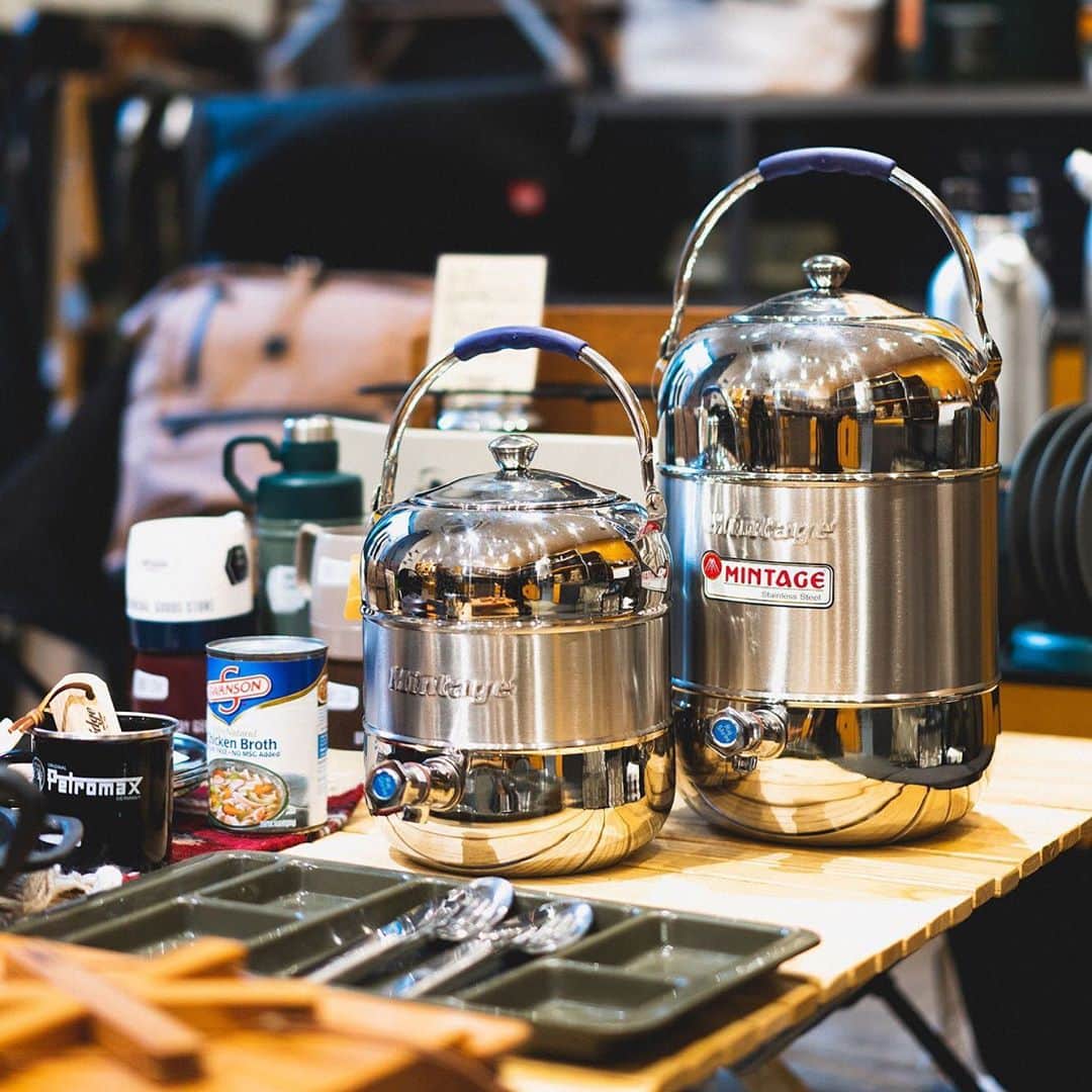 UNBY GENERAL GOODS STOREのインスタグラム：「インドのステンレス業界で30年の歴史を持つ会社が作るウォータージャグです。ステンレス100%で作られていて、見た目も丸みを帯びています。特徴としてお水を出しっぱなしにできます。 保温保冷機能無しなので、手を洗ったりお皿を洗ったり、の場面がいいかもしれません。 保温機能があるものは本国インドではチャイサーバーの定番なんだそうですよ🇮🇳 キャンプギアにオリジナリティを出すにはうってつけのアイテム。ステッカーチューンもいいかもしれません。5Lと10Lをご用意していますよ〜軽いです! . . . . .  #キャンプ #キャンプギア #ミンテージ  #アウトドア #ソロキャンプ #ミンテージウォータージャグ  #camp#outdoor#キャンプ#アウトドアファッション #アウトドアグッズ#waterpot#mintage #焚き火#ウォータージャグ」