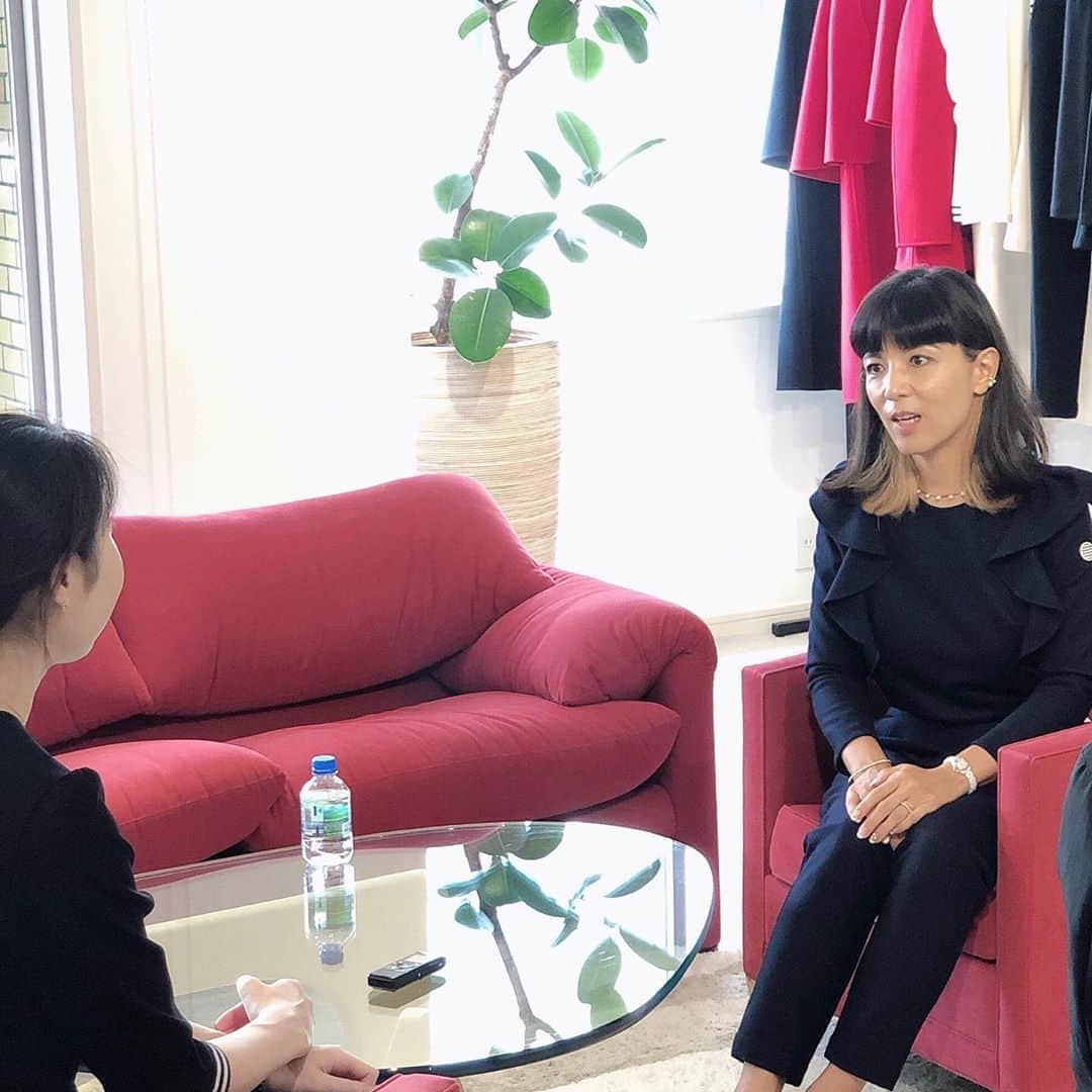 BORDERS at BALCONYのインスタグラム：「本日は伊勢丹さまに取材をしていただきました。⁠⠀ 柴田の日常や、ブランドの成り立ち、思い出など、いろいろとお話をさせていただき、とても楽しい時間でした。⁠⠀ ⁠⠀ ⁠⠀ 写真で柴田が着用しているのは10月発売予定の圧縮WOOLのセットアップです。⁠⠀ 華やかなTOPSはもちろん、パンツがシルエットが絶妙にきれいでオススメの一品。⁠⠀ パンツを普段お召にならない、という方もぜひチャレンジしていただきたいパンツです！⁠⠀ ⁠⠀ 詳しくは10月の発売までお待ち下さいませ🌟⁠⠀ 伊勢丹さまのインタビュー記事も、10月に掲載予定です。⁠⠀ またお知らせさせていただきますね☺⁠⠀ ⁠⠀ ⁠⠀ ⁠⠀ #bordersatbalcony #ボーダーズアットバルコニー #ボーダーズ #BORDERS #柴田陽子 #yokoshibata⁠⠀ #新商品発売 #productlaunch #comingsoon#newproductalert #新商品⁠⠀ #style #musthave #workwearstyle #officeoutfit #blackandwhite #workstyle #officelook #officewear #workwear #officefashion #お仕事コーデ #オフィススタイル #officestyle」