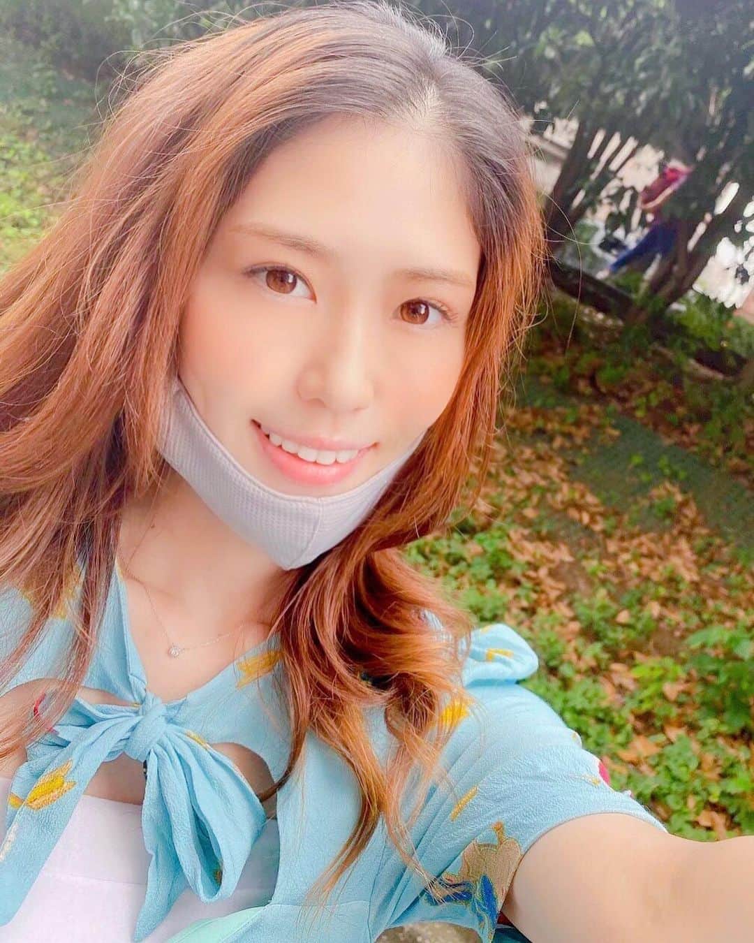 のインスタグラム：「マスクしながらのエステ💋最近ハードです🤗💯💮ヒートマットにくるくる巻きになりながらの顔パックが恒例になってきた😳 動画でつけてるのは筋トレマシーン👶✨やっぱり筋肉が全然ついてないから、おうちで筋トレ頑張らないと😰😰💦 昨日は友達とランチして参拝しました🐷🍏💚 あたしめっちゃ蚊にさされるぅ〜〜😰O型は蚊にさされやすいって本当なんだっ💦‼️  今週も楽しく過ごそう😋💛💙💜  #休日 #夏 #ランチ #代々木八幡宮 #参拝 👏👏#エステ #エステサロン #ダイエット #カッピング #美活 #脚痩せ #動画 #followmee #followｍe #follow #beauty #beautiful #beauti #instalike #instagram #instafood #summer #movie #sretsis」