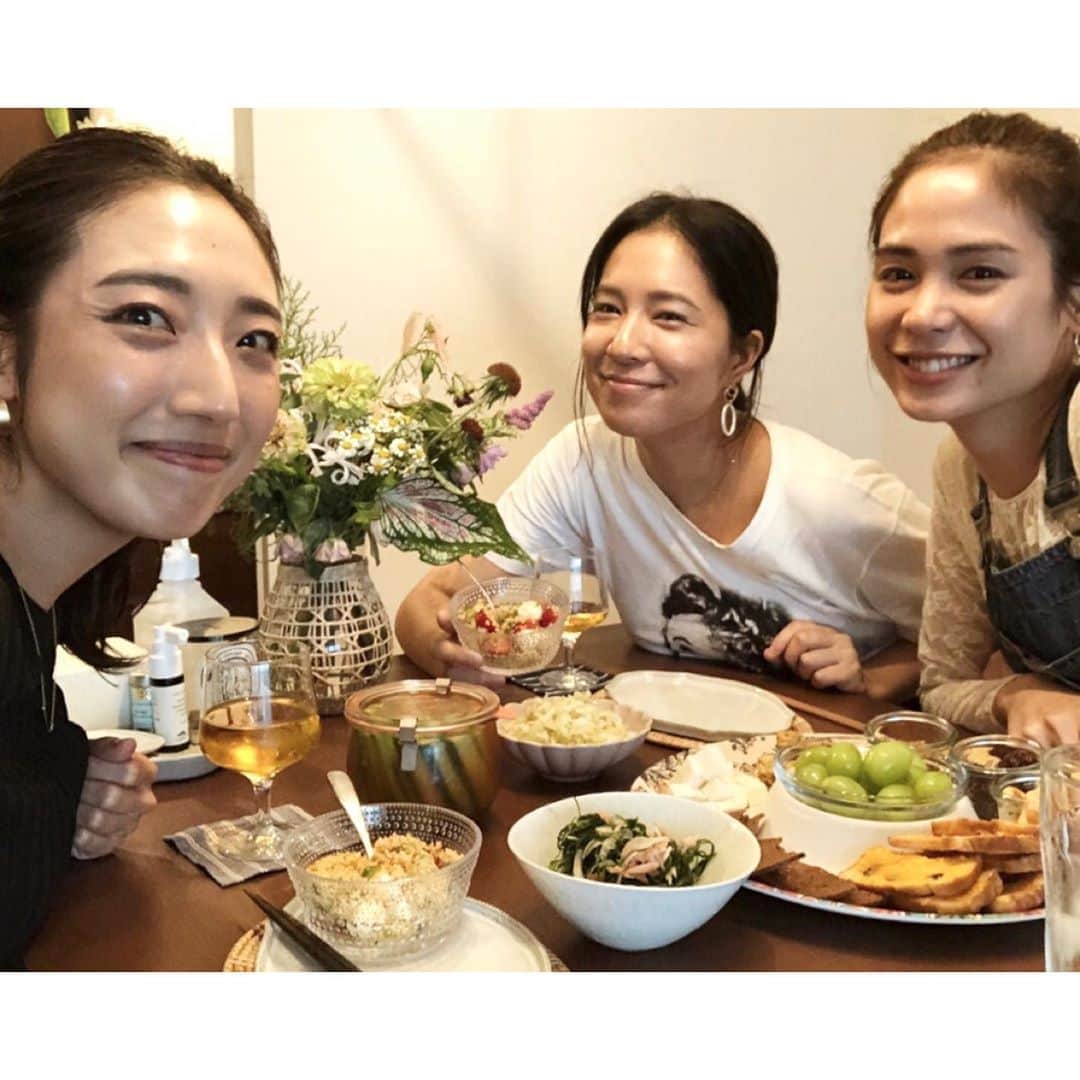 太田彩乃のインスタグラム：「可愛い2人とオレンジワイン会🧡 色々飲み比べてノンストップで何時間話してたんだろ？！  年齢も育った環境も全然違う友達と深い話しが出来るって幸せな事だなー  ホント、いつもありがと。  これから新たな部活動が始まるみたいだし、また楽しみ増えた🧡 . . #オレンジワイン #大好きなぶどうの季節 #年齢なんて関係ない #深いとこで話せるかどうか #家飲み #お家ご飯 #大人の部活動」