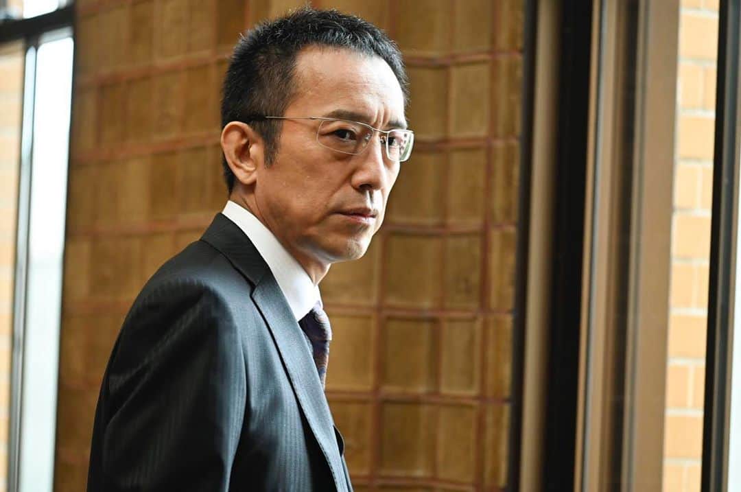 テレビ朝日「未解決の女　警視庁文書捜査官」のインスタグラム：「警視庁刑事部のナンバー2である 参事官・小野塚吾郎( #筧利夫 ）  最終回では 朋( #波瑠 )が富野( #市原隼人 )捜索を進めていた矢先、小野塚の采配によって、担当から外されてしまい…⁉️  #未解決の女  最終回まであと3日❗️」