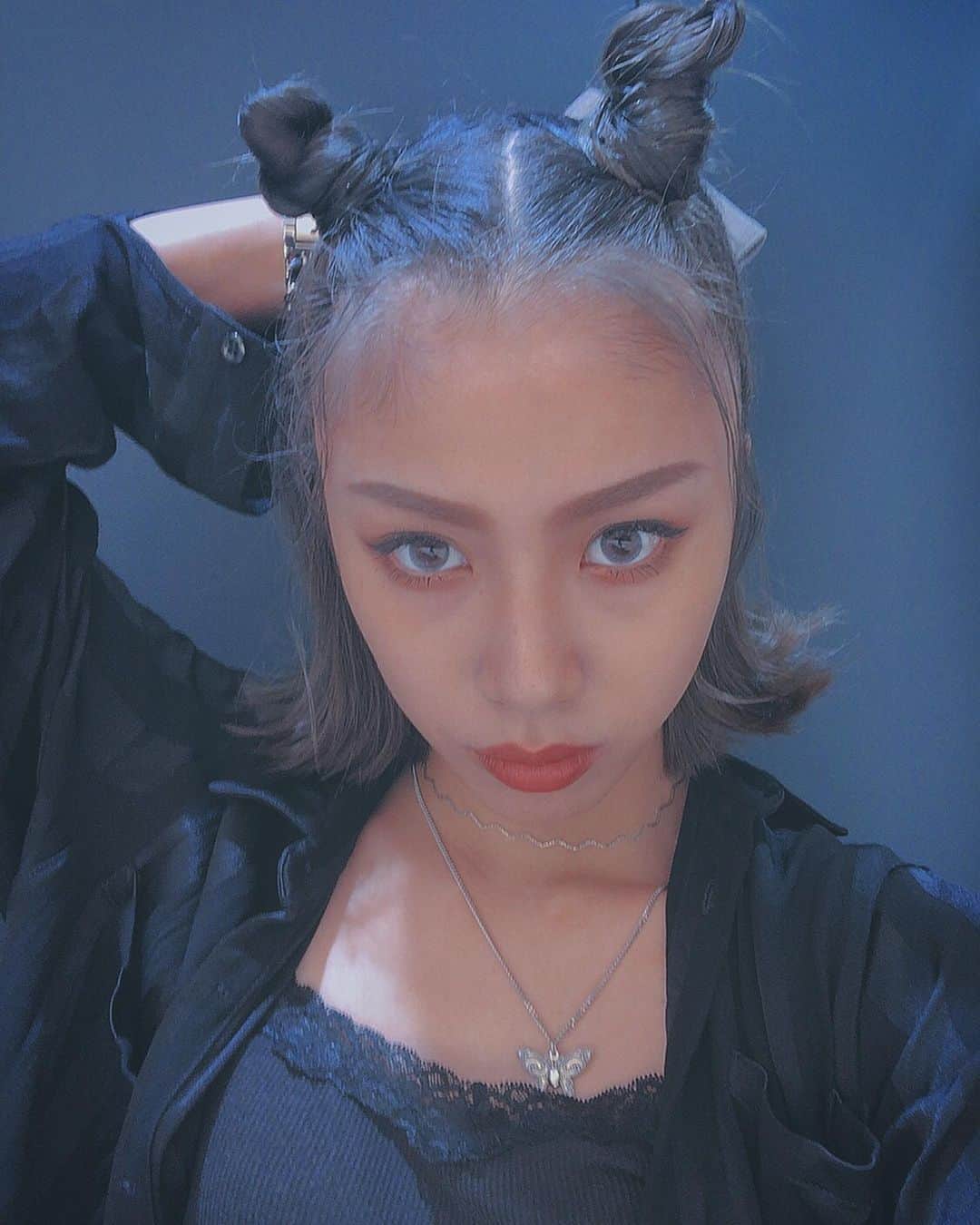 honoka のインスタグラム：「昨日の髪型😈😈😈❤️ がちがちに固めてもろたから ほどくの手こずってたら もかとひびきが助けてくれました。笑 2枚目はほどいたあとのボンバーヘア。 ってかこの写真も手あげてる。笑 車の中やから画質荒い  #角ヘアー」