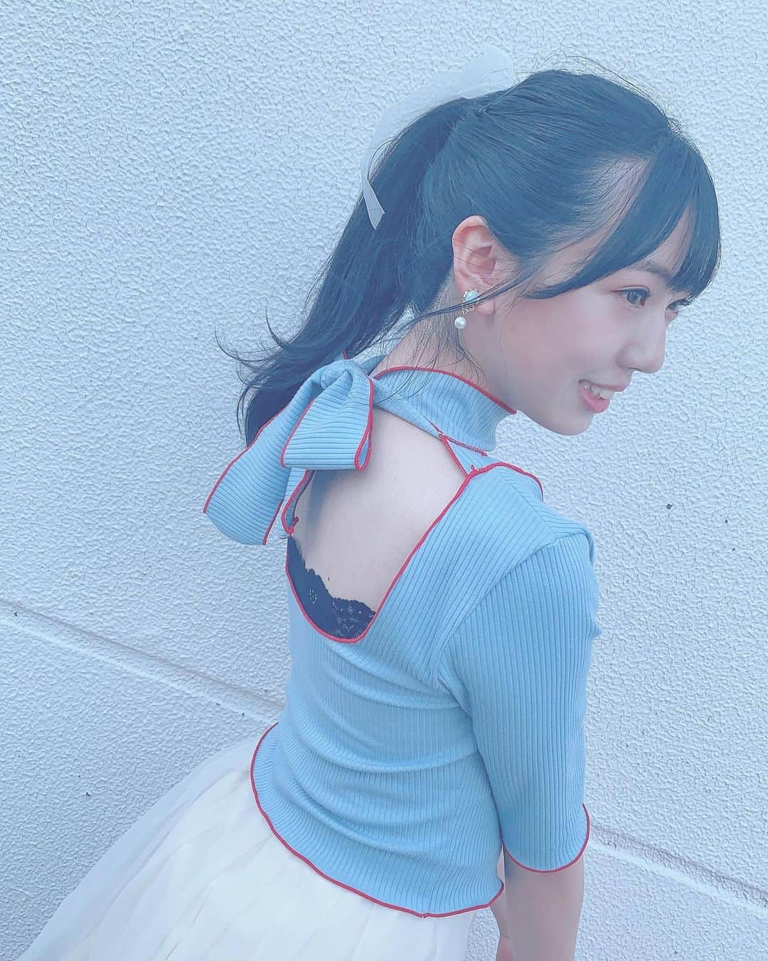 坂本りのさんのインスタグラム写真 - (坂本りのInstagram)「💙﻿ ﻿ ﻿ 背中のりぼんかわいいでしょ🥺🎀﻿ ﻿ ﻿ 青色の服着るのとってもめずらしい💁‍♀️レアだ🌟 赤のラインがはいっているのがアクセントになってる！ ﻿ トップスはずっとかってみたくて福岡にポップアップにきた @lillilly_official さん🍒💙﻿ ﻿   #followｍe #fashion #code #ootd #idol #lillilly #honymehony #gu #りのうぇあー #握手会 #秋服コーデ」9月14日 20時25分 - rinosakamoto_hkt