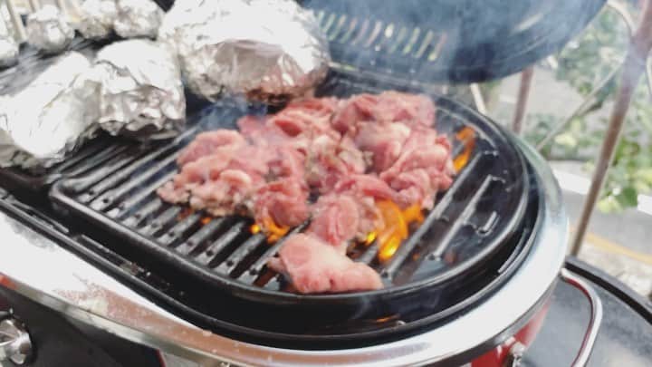 石川龍のインスタグラム：「この夏はじめて（で多分最後）のバーベキューでした！ お肉も海鮮も美味しすぎて幸せでした！ ちょっとフライング気味で9月生まれのバースデーお祝いもしてもらえて感謝！もうすぐ40歳！ #バーベキュー #bbq  #さざえ」