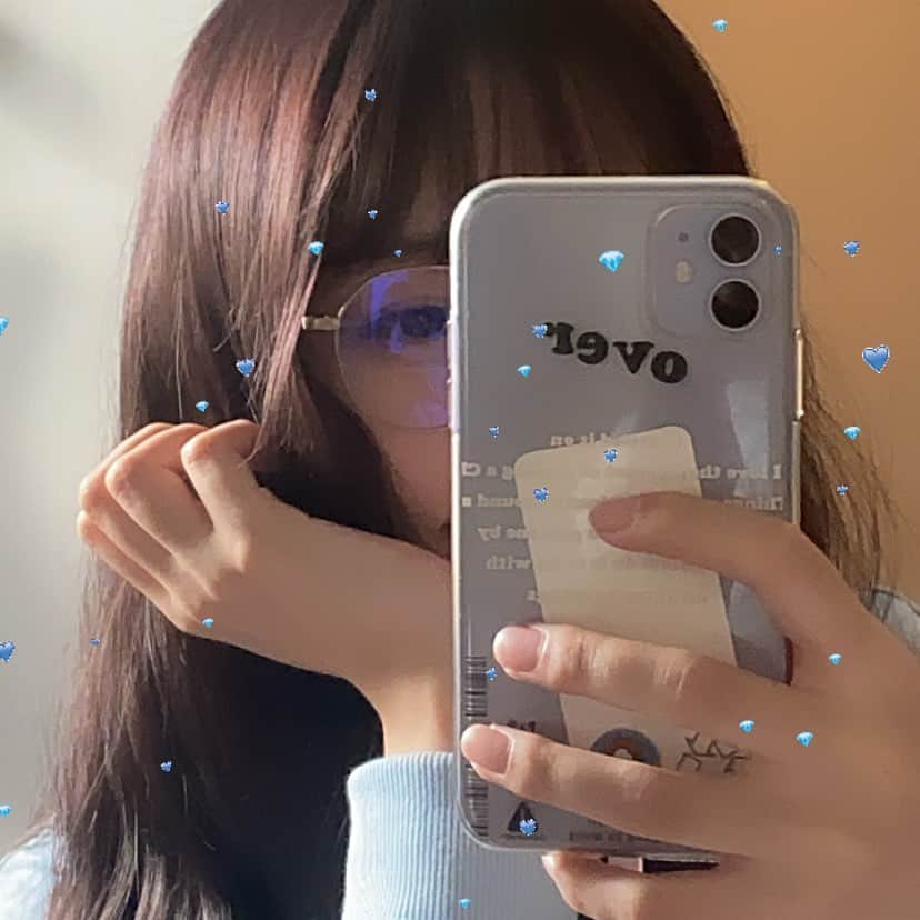 野島樺乃のインスタグラム：「涼しくなってきて嬉しいᐠ(  ᐢ ᵕ ᐢ )ᐟ . . . #iphoneケース #over  #fashion #古着  #💜」