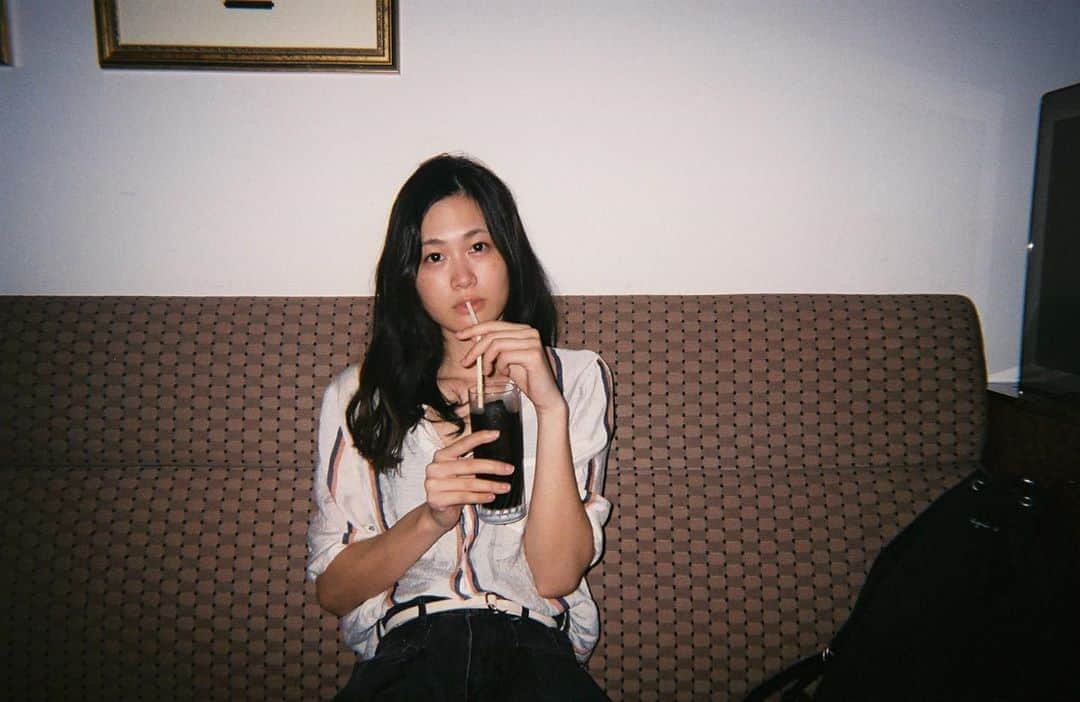 フラーム（事務所）さんのインスタグラム写真 - (フラーム（事務所）Instagram)「黒い汁を飲む女 #小篠恵奈 #マネさんカメラ #フラーム」9月14日 20時19分 - flamme_official_film