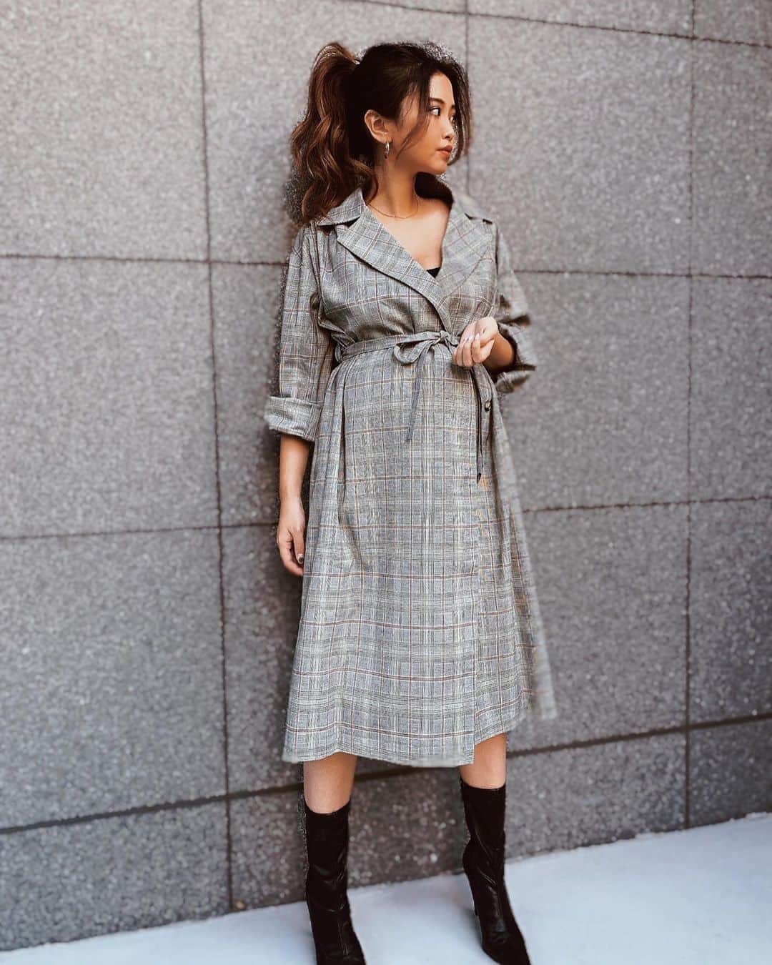 Yumaikaのインスタグラム：「ワンピとして着ても可愛いシャツコート💄  ぽんぽこりんのお腹でも👌🏾🤰🏻  着てお出掛けする頃には👶🏻産まれてるかな？  @helioslivin_official  #helioslivin #autumnfashion#winterfashion #マタニティコーデ」