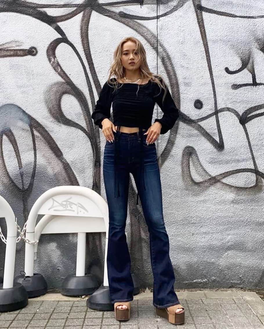 のインスタグラム：「#egoistsnap @riko_mochizuki 155cm SHINSAIBASHI OPA STAFF . on sale .  TOPS/¥4,980+tax PANTS/¥9,980+tax . . #egoist#fashion#shinsaibashi#staff#snap#心斎橋OPA#エゴスナップ#コーディネート#マストバイ#エゴ#エゴイスト#カラー#コーデ#ファッション#トレンド#フレアデニム#美脚デニム#デニムパンツ」