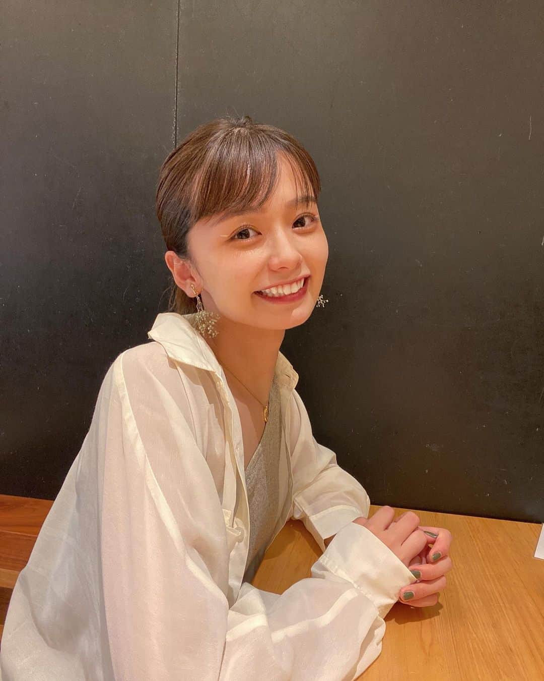 足立佳奈のインスタグラム：「目に白いライン描くのハマってる🤍 #あだちふく」