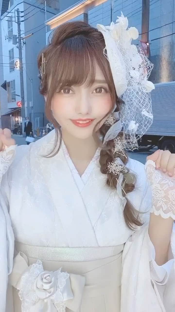 遠藤 玲奈 /endo renaのインスタグラム：「すごい☻！スタイリストさんにムービー作ってもらった👼🏻😈  なんでもない動画を音にハメてくれてありがたや😲🎟✨ 白黒どっちが良いでしょーか☻？ 仲良いお友達と双子コーデで着てみてもよさそうᐠ(  ᐢ ᵕ ᐢ )ᐟﾆｮｷｯ . ♥着物：@asakusa_sawadaya #浴衣 #ヘアアレンジ #浴衣ヘア #着物ヘア #浴衣女子 #浅草さわだ屋 #編み込みヘア #和装 #和服 #着物ヘア #浴衣コーデ #着物コーデ #サロンモデル #浴衣レンタル #インナーカラー #アッシュ #グレージュ #白コーデ#黒コーデ#黒  #双子コーデ」