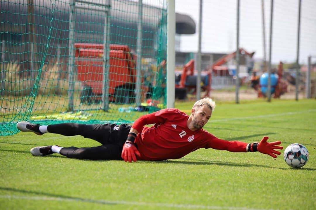 ヘスス・フェルナンデス・コラードさんのインスタグラム写真 - (ヘスス・フェルナンデス・コラードInstagram)「New week starts!! 💪🏼⚽️💪🏼 #mondaymood #training#hard#football#goalkeeper##rggoalkeepergloves#sepsiosk」9月14日 20時29分 - iamjesusfernandez