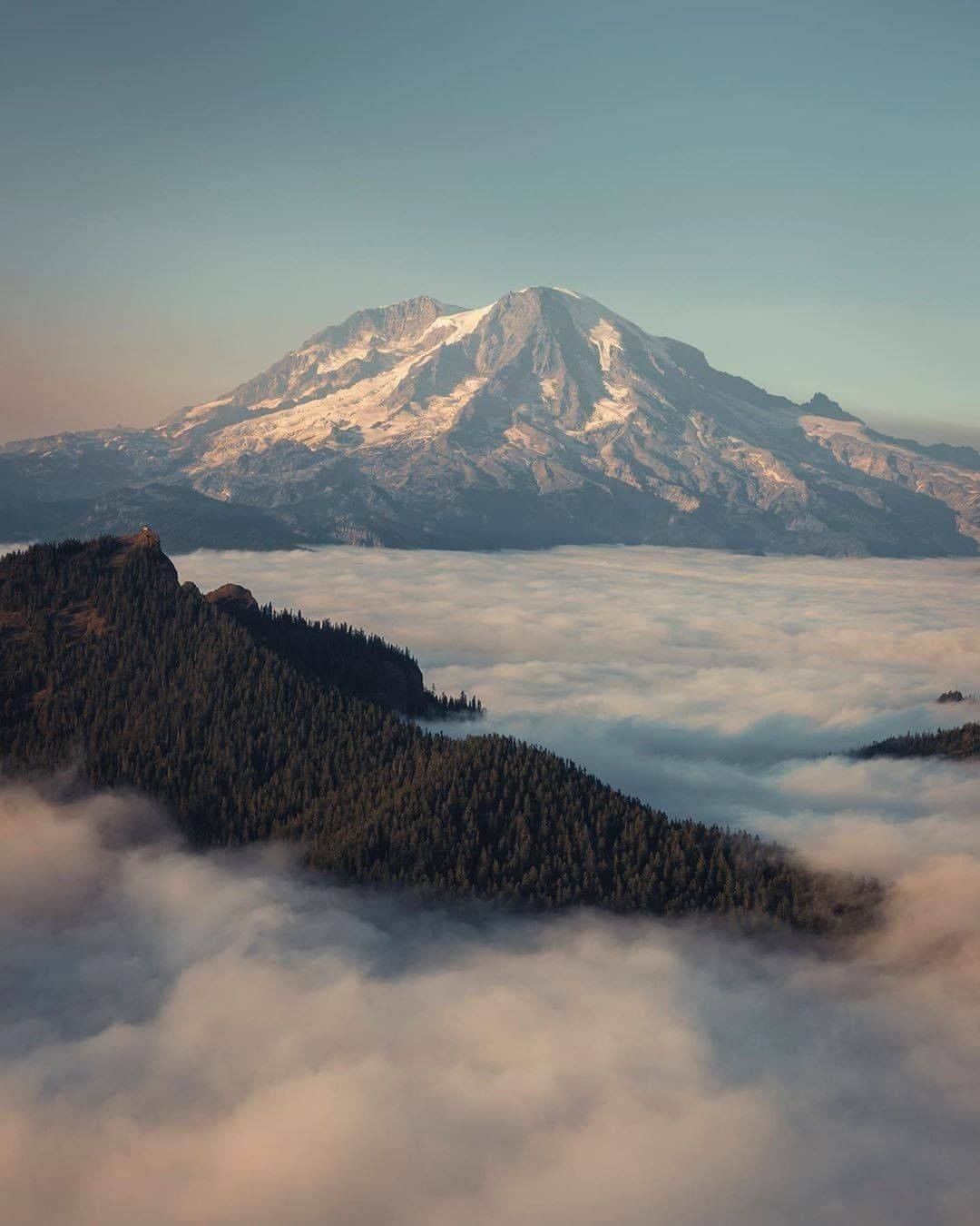 Discover Earthさんのインスタグラム写真 - (Discover EarthInstagram)「What an experience ! Would you go on such an adventure ?  "A week prior I was standing on that ridge looking at the mountain towering over everything. While I was there I thought “it would be sick to drone here.” This wasn’t necessarily what I had in mind when I said that but I’ll take it! I also learned It’s very hard to stick your head out of a vehicle moving 150 miles an hour." ☁️ 🛩️ #viewfromthesky with @josiahwg  #discoverusa🇺🇸 #washington #smallplane」9月14日 20時30分 - discoverearth