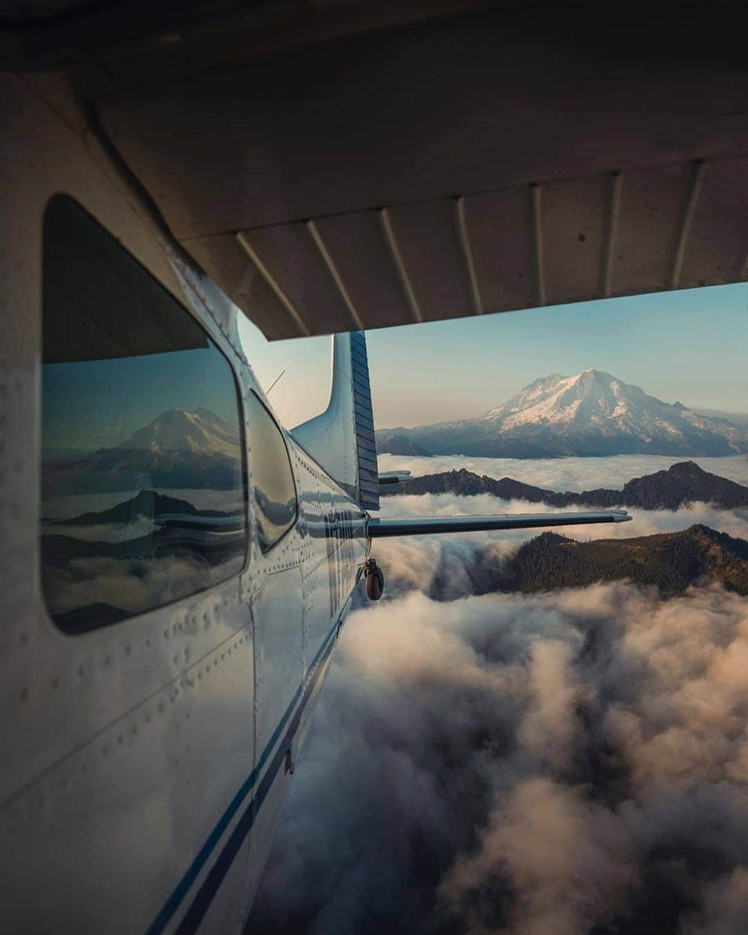 Discover Earthさんのインスタグラム写真 - (Discover EarthInstagram)「What an experience ! Would you go on such an adventure ?  "A week prior I was standing on that ridge looking at the mountain towering over everything. While I was there I thought “it would be sick to drone here.” This wasn’t necessarily what I had in mind when I said that but I’ll take it! I also learned It’s very hard to stick your head out of a vehicle moving 150 miles an hour." ☁️ 🛩️ #viewfromthesky with @josiahwg  #discoverusa🇺🇸 #washington #smallplane」9月14日 20時30分 - discoverearth