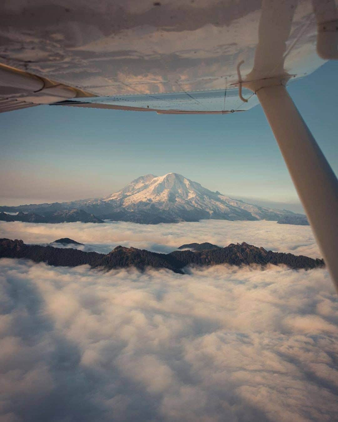 Discover Earthさんのインスタグラム写真 - (Discover EarthInstagram)「What an experience ! Would you go on such an adventure ?  "A week prior I was standing on that ridge looking at the mountain towering over everything. While I was there I thought “it would be sick to drone here.” This wasn’t necessarily what I had in mind when I said that but I’ll take it! I also learned It’s very hard to stick your head out of a vehicle moving 150 miles an hour." ☁️ 🛩️ #viewfromthesky with @josiahwg  #discoverusa🇺🇸 #washington #smallplane」9月14日 20時30分 - discoverearth