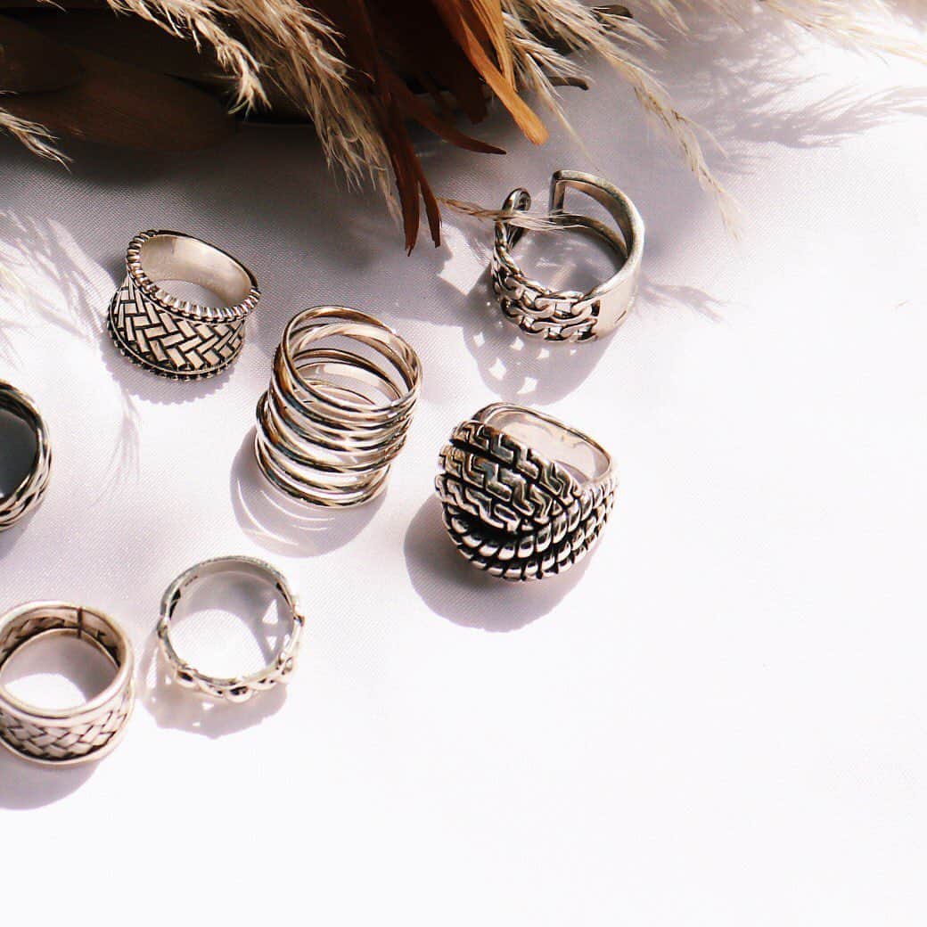 のインスタグラム：「#newarrivals ———————————— . - SILER925 RING - 【 Official online store vol.6】 . 待望の第6弾がofficial onlinestoreへ入荷致しました。 今回はデザインのあるゴツめリングを取り揃えた11型のラインナップ。 全て少量限定ご用意しております✔ . ▶▶︎ 9/14(mon) 〜 販売スタート . . . @gallerie_accessory #SILER925 一つの物を長く使う。経年変化を楽しむ。 お手入れすることも楽しんで、育てていく感覚でいられる方にとてもおすすめで、手入れを繰り返す事で“一生物”としてお使い頂けます。 . . ———————————— #お問い合わせ番号w1767」