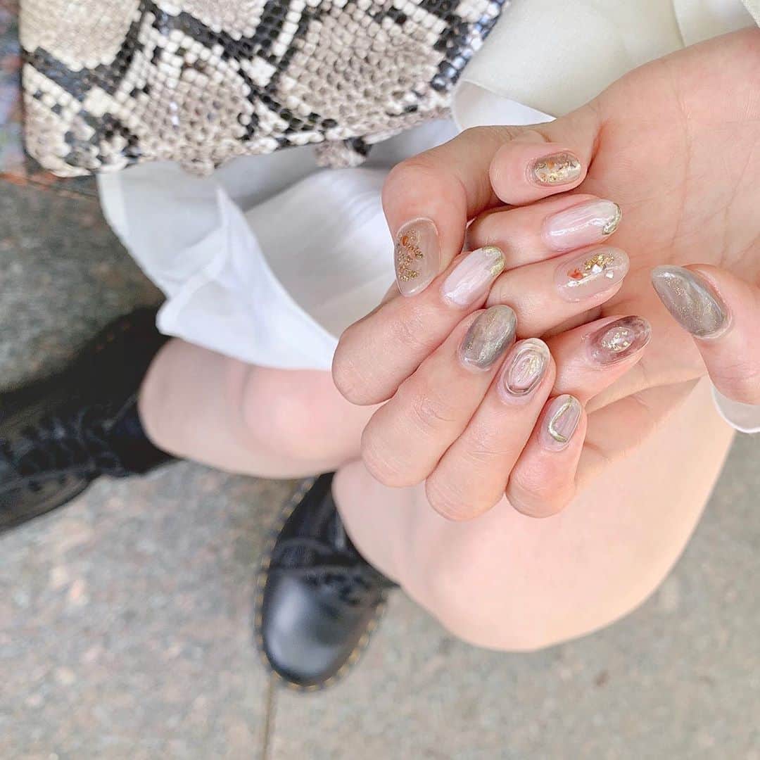 塩川裕美のインスタグラム：「. . 秋ネイル💅🤍💜」