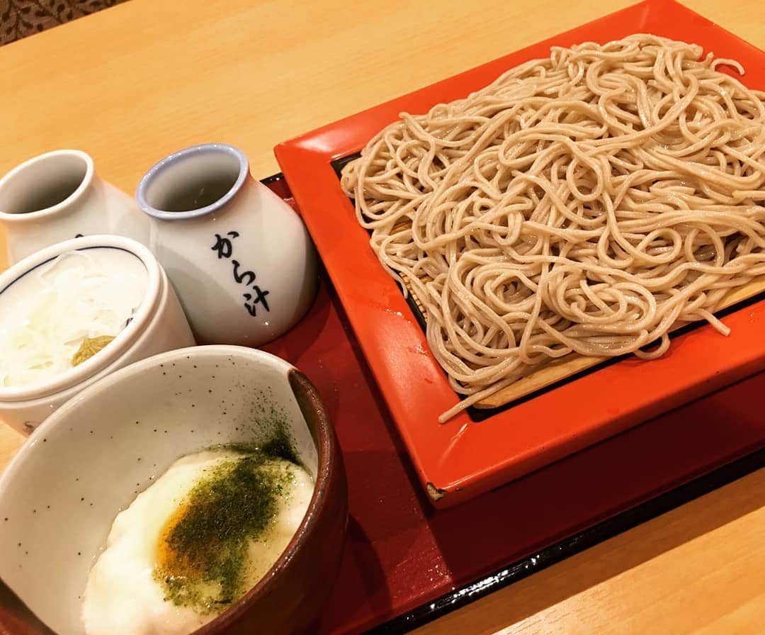のインスタグラム：「久々のとろろ蕎麦🌟 今日はわりと涼しかったけれどやっぱりざる蕎麦🎶(≧▽≦) 去年辺りは暑い日は冷たいとろろ蕎麦ばっかり食べてましたね💦 最後の蕎麦湯でひと息(о´∀`о)  永坂更科 布屋太兵衛にて♪ #とろろ蕎麦#蕎麦 #和食」