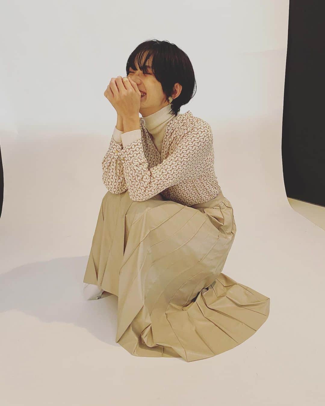 平山奈美のインスタグラム：「なにをこんなに笑ってるか忘れちゃったけど、はっぴーだよねってこと✌️ 可愛い新作がたくさん🤍@thesuitcompany_official  @white_thesuitcompany_official   .  #オフショット #プリーツスカート #オフィスカジュアル #オフィスコーデ #レディーススーツ #大人カジュアル #フォーマルコーデ #大人女子 #大人女子コーデ #フェイクレザー #レザースカート #ブラウスコーデ #タートルネック #ショートヘア #ママコーデ #ショートヘア #ショートウルフ」