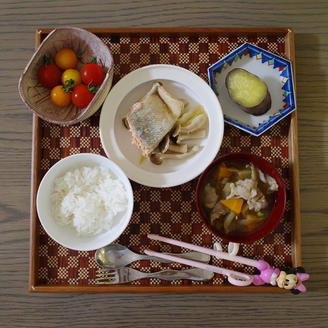 高垣麗子さんのインスタグラム写真 - (高垣麗子Instagram)「・ ・ ・ 秋刀魚を買いにスーパーへ行ったところ、まだ脂がそこまでのっていないとのこと 来週か再来週にはもう少し脂がのると思うよ、とのこと それなりのお値段だし、今週は見送り秋鮭にしました😬  3歳の娘ごはん  ・ ・ #夜ごはん #娘ごはん #秋の味覚 #食欲の秋」9月14日 20時38分 - reikotakagaki