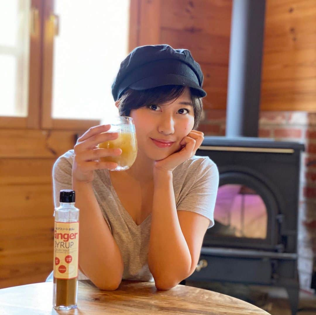 西村まおのインスタグラム：「北海道は、もうだんだんと寒くなってきたよ⛄️ こんなに早く夏が過ぎていくなんてびっくり！！  私はかなりの冷え性なので、冷え予防のためにも、生姜を積極的に摂ろうと思って、生姜シロップを毎日飲むようにしてます✨  飲み方のおすすめは、 ホットなら紅茶✖︎シロップ✖︎蜂蜜で、ハチミツジンジャーティー🍯 アイスならサイダーと割ってジンジャエール😍  女性にとって冷えは天敵だってわかってるけど、毎日のケアって難しいから、気軽にできるのは本当に助かる😂 出産以降、代謝もすごく悪くなったから、中からケアでどこまで改善できるか期待✨  初回限定で40円で買えちゃうから、気になる人は公式アカウントのリンクから見てみてね👍 @kyushu_a_shokuhin_ginger  #九州アスリート食品 #生姜シロップ　#ジンジャーシロップ #無添加 #温活　#おこもり美容 #ハニージンジャー　#pr #Ginger #health #beauty」