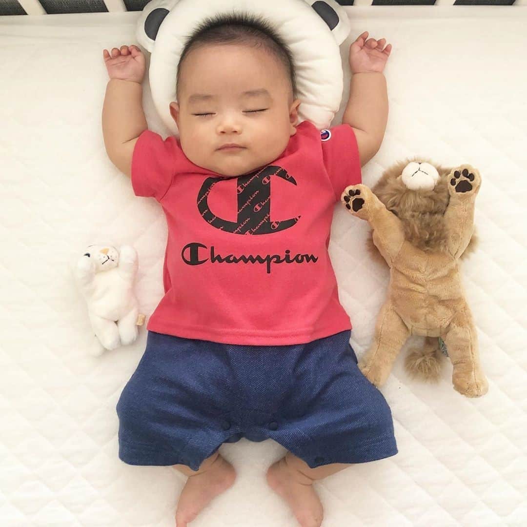 ままのてさんのインスタグラム写真 ままのてinstagram みんなで一緒にバンザーイ ままのて お友達と一緒にバンザイねんね 幸せそうな寝顔ですね 癒やされます 生後4ヶ月 バンザイねんね Sooo Taan