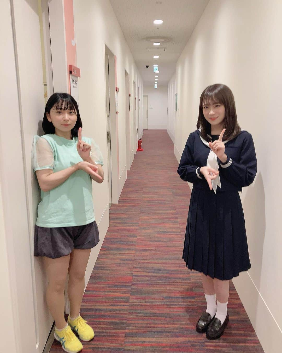 にゃんこスターさんのインスタグラム写真 - (にゃんこスターInstagram)「乃木坂46の秋元真夏さんが写真とってくれました！！嬉しすぎます！！そんな真夏さんとアンゴラが共演するのが本日深夜の『しくじり先生』です！！テレビ朝日24:15〜24:45！！  ・ ・ ・  今回は「相方が急にお休みになっちゃった時を考える」とのことで急遽呼び出されしくじりメンバーの相方になりました！！  ・ ・ ・  しくじりメンバーの若林さん吉村さん澤部さんアルピーさん！と！シショウさんゴージャスさんアキラさん納言あべさんアンゴラ！ラインナップが変！刺激がないと笑えない人がセレクトしたドリームマッチ！セレクトした人コカレロ飲んでそう！  ・ ・ ・  そんな感じですが今週、そして来週と２週に渡って放送されるそうです！少し遅い時間ですがインスタライブしながら見てみますのでよかったら一緒にみましょう！  ・ ・ ・  余談…いつも人の写真のせるとき味気ない気がしてフリー画像ネコと合成してるんですが今回は真夏さんと一緒で、それだけでもう味気なくないし、あともし勝手に猫と合成して「犬とスポンサー契約してるんでやめてください…」って言われたらどうしようとなってやめました…乃木坂だったら犬とスポンサー契約とか全然ありえますからね…それでは！  #しくじり先生  #にゃんこスター #アンゴラ村長 #乃木坂46  #秋元真夏」9月14日 20時41分 - nyanco_star_pu_pu_mu