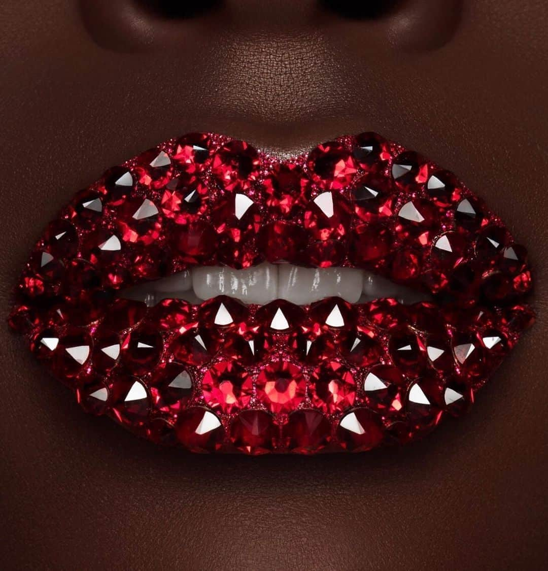 パット・マグラスさんのインスタグラム写真 - (パット・マグラスInstagram)「MEGAWATT MAJORNESS 💎💎💎 #TurnYourLipsOn with an all-in-one CRYSTAL LIP KIT featuring an ICONIC Mini #MatteTrance Lipstick in ‘ELSON’, MARVELOUS microfine glitter and a trio of SUBLIME Swarovski crystals.  AVAILABLE NOW, exclusively at PATMcGRATH.COM — link in bio. — 💋 @jordanliberty」9月15日 2時10分 - patmcgrathreal