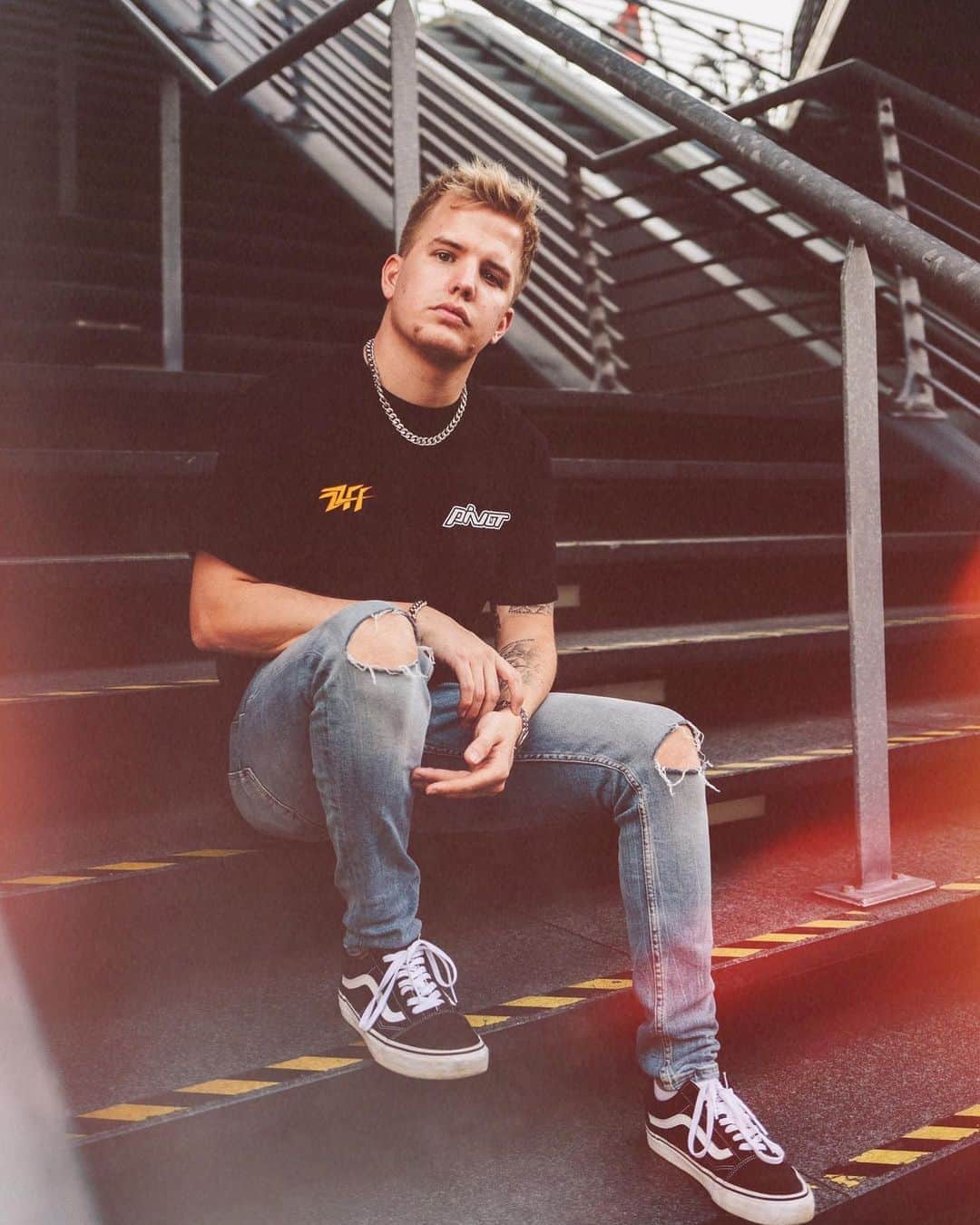 Kayefのインスタグラム：「Bald gibts endlich neue Mucke! Und mein Album Struggle is real kommt am 09.10.20 als DELUXE VERSION mit 2 neuen Songs raus - könnt ihr jetzt bei Amazon vorbestellen 🤟🏻🤟🏻🤟🏻 Ich danke euch für euren Support ❤️ #kayef #struggleisreal」