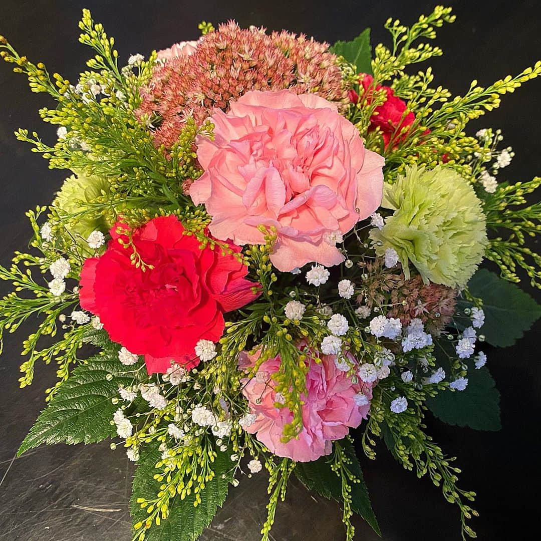 大槻瞳さんのインスタグラム写真 - (大槻瞳Instagram)「Fulfilled time.  #love #flowers #bouquet #healing」9月14日 20時47分 - hitomi_otsuki_55