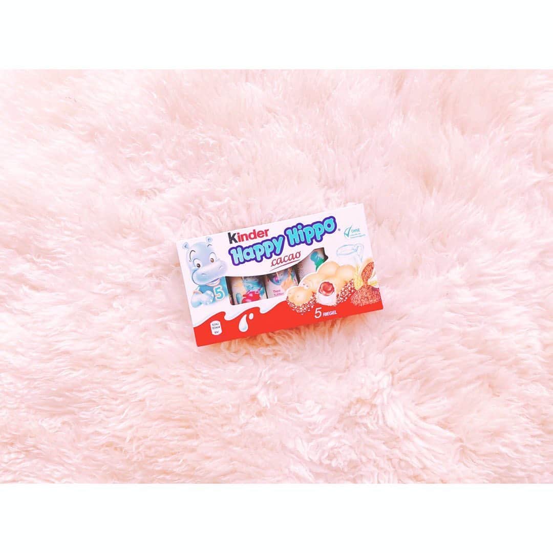 宮本笑里さんのインスタグラム写真 - (宮本笑里Instagram)「愛してやまない #kinder #happyhippo 💛 日本で唯一探しやすい？であろう kinderシリーズが、こちら。  軽いウエハースはサクサクで、　 中身がとろ〜り甘い。  カバさんの可愛い表情も良き🥺  ホワイトチョコの方もお気に入りです。  もっとお手軽に買えたらいいのになぁ。  #チョコスタグラム #chocolate #チョコレート好き #ハッピーヒッポ」9月14日 20時49分 - emirimiyamoto