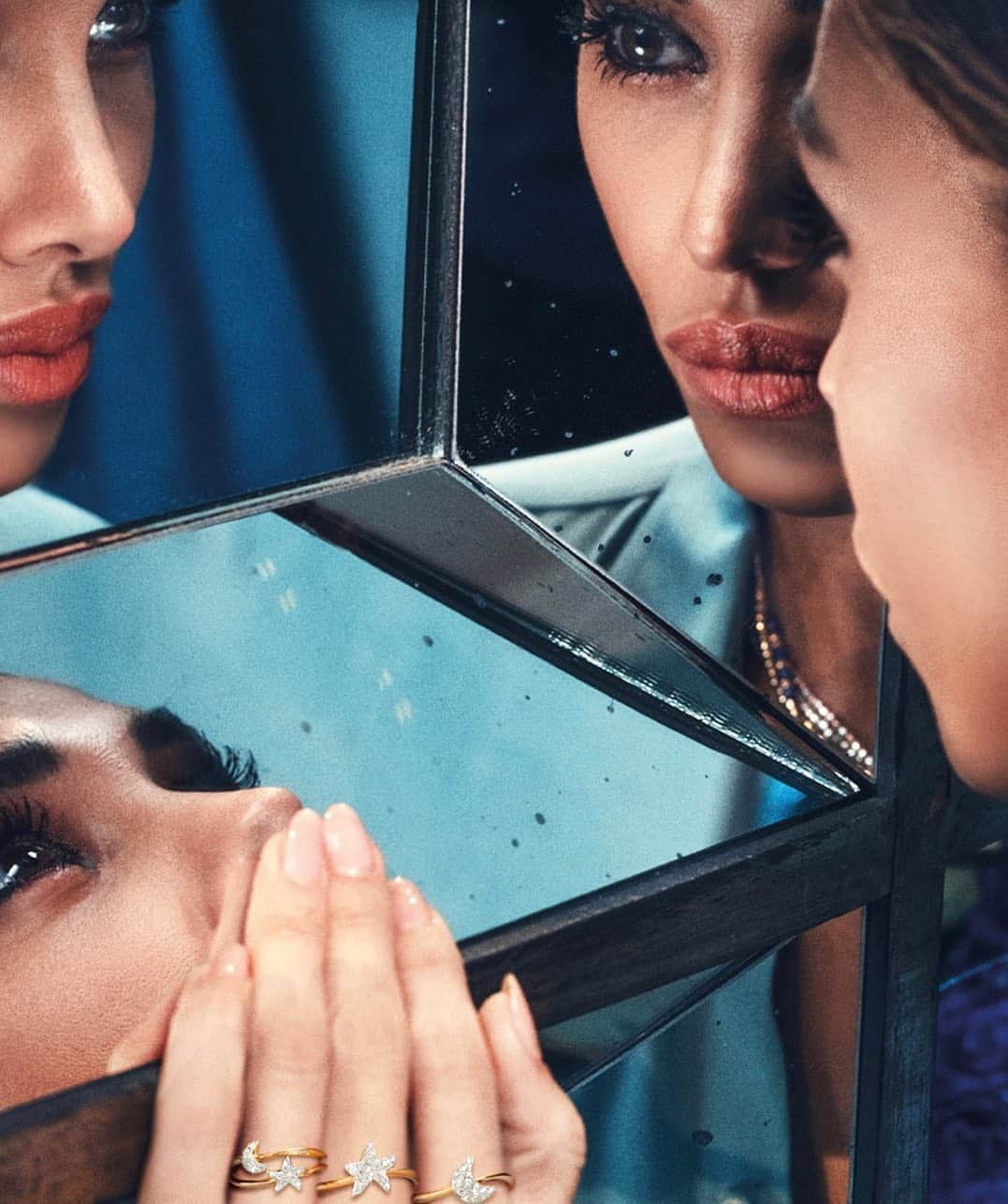 ベレン・ロドリゲスのインスタグラム：「You can have a lot of mirror and reflections of yourself but just one brilliant soul, take care of it. Bling bling by @Dodojewels #DoDojewels #DoDoIconRings #ad」