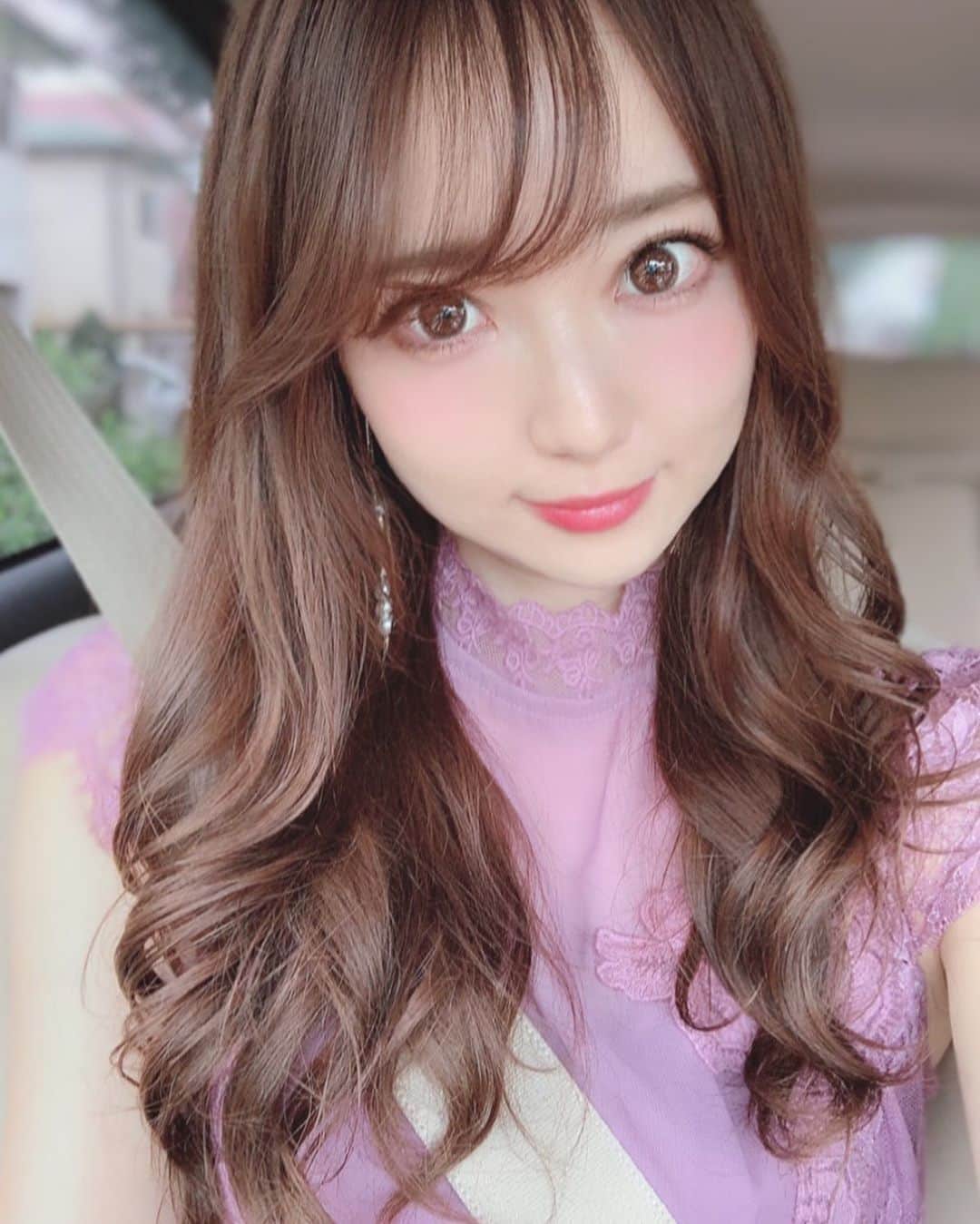 のインスタグラム：「ママが運転してる隣で 自撮りする女📸 ・ 涼しくなってきたから 巻き下ろしができて嬉しい🥺 ・ 久しぶりにマツエクつけたら やっぱり盛れるなぁ✨ ・ 最近はずっと @aries_ebisu  早いし仕上がり綺麗でおすすめだよ👁 ・ 店内綺麗だしスタッフさんも優しくてすき👩🏻💓 ・ ・ ・ ・ ・ #自撮り #自撮り女子 #selfie #aries #マツエク #巻き髪 #助手席 #japanesegirl #instagood」