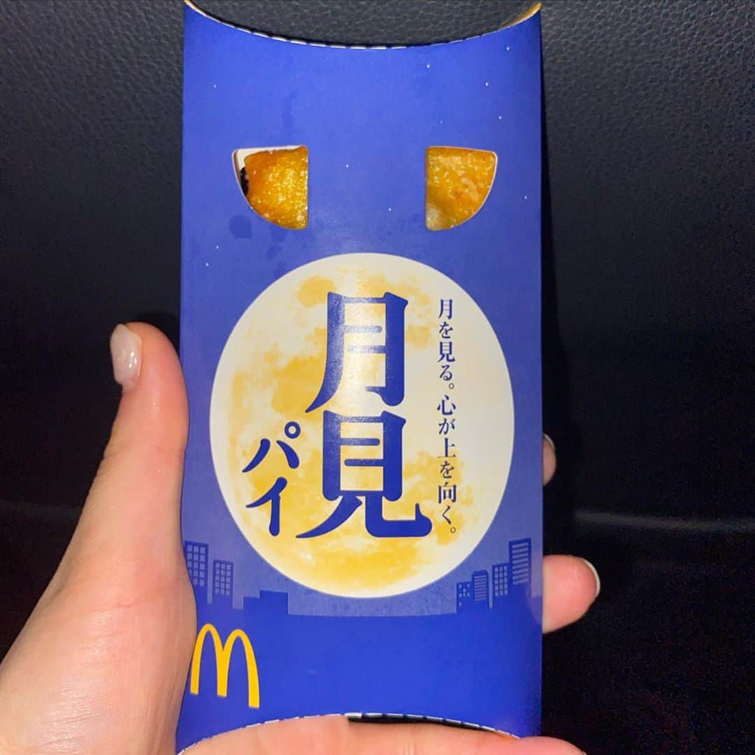 出口結菜さんのインスタグラム写真 - (出口結菜Instagram)「《🍟#マクドナルド》﻿ ﻿ ﻿ 🌙月見パイ（¥150）﻿ ﻿ ﻿ ﻿ 去年も食べたけど美味しすぎたので今年も🤩✨﻿ ﻿ ﻿ 外のパイ生地がカリカリしてて、この生地感がたまらなく好きです🥰❣️﻿ ﻿ ﻿ 生地は塩っけがあるのに、中の餡は甘い❤︎﻿ ﻿ 中にはモチモチのお餅も２つ入っていて、その餅も固すぎず柔らかすぎずで最高です💛﻿ ﻿ ﻿ ﻿ ﻿ 今年も食べて正解でしたっ﻿ ﻿ ﻿ \秋って胃袋大変（笑）/﻿ ﻿ _____________________________________________________﻿ ﻿ ❤️エネルギー:268kcal﻿ 💗たんぱく質:4.0g﻿ 💛脂質:10.5g﻿ 💚炭水化物:39.4g﻿ _____________________________________________________﻿ ﻿ #マクドナルド🍔🍟 #マクド #月見パイ #月見 #🌙  #マック #macdonalds #mac #パイ #餅 #甘いもの #甘いもの大好き #甘党 #食欲の秋 #秋スイーツ #秋 #🍁 #gu#フラッシュ #ワンピース  #instagood #instalike #instafood #食べ物 #食べ物グラム #グルメ #グルメ好きな人と繋がりたい #sweet #ラビグルメ」9月14日 21時00分 - yui_laby0622