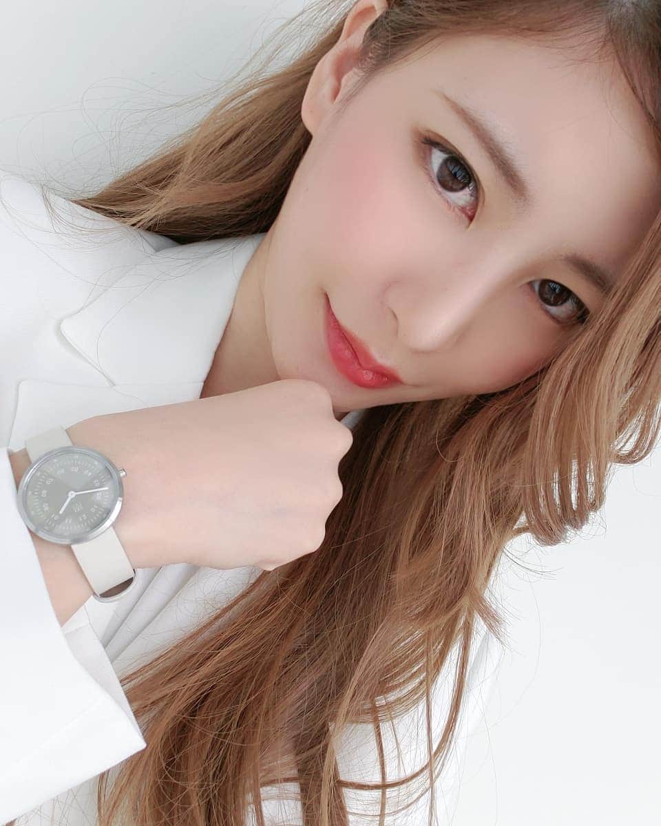 のインスタグラム：「. 昨日の白スーツ、全身真っ白だったので私が男役のまま退団してたら千秋楽の日はこんなスーツだったかな、足元はブーツにするだろうなぁ。などと考えていました😌  そんなスーツとよく合う上品な腕時計はマベン様（@mavenjapan）からいただきましたものです。  クーポンコードも頂いたので共有させて頂きます。 こちらをご使用いただきますと10パーセントオフになるとのこと。 (クーポン使用期限は1年間) 宜しければお使いくださいませ😊 ⇒｢rurulib｣   https://mavenwatches.jp/  #mavenwatches #マベン #マベンウォッチズ #腕時計 #時計 #手元倶楽部」