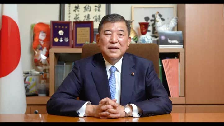 石破茂のインスタグラム：「. 皆さま今回の自民党総裁選、本当にありがとうございました。 . いつの日か、国民の皆さまのために、日本国のために、次の時代のために。皆さんのお気持ちに報いることができるよう、 石破茂、全力を尽くしてまいります。どうもありがとうございました。 . . フルバージョンはIGTVをご覧ください！  #納得と共感」