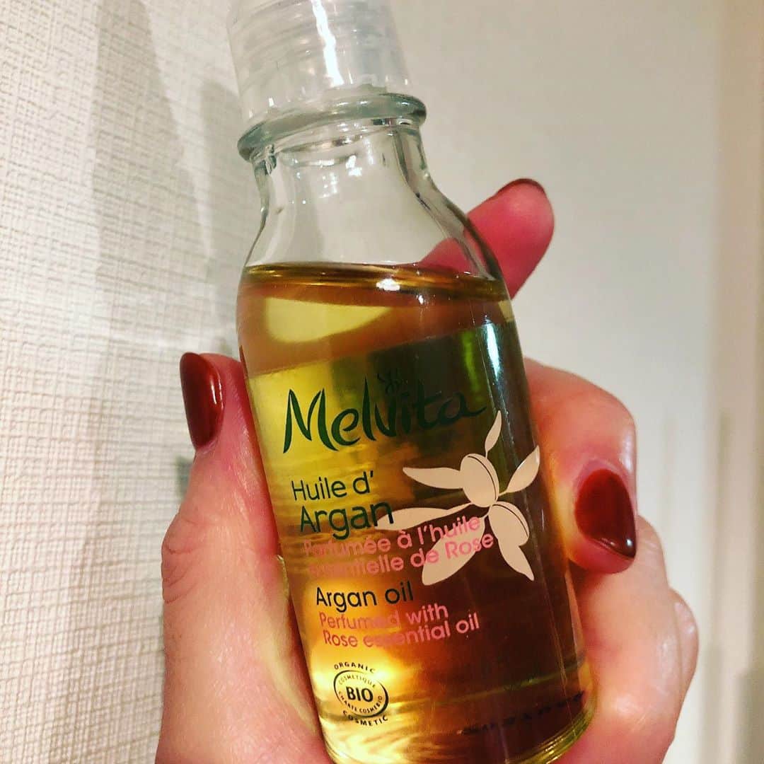 大桑マイミのインスタグラム：「使えば使うほど幸せがおりてくる。 ローズの香りがたまらな〜い。 メルヴィータのビオオイル　アルガンオイル　ローズ。 化粧水の前にin. 肌が優しくうるおう〜ハリをサポートしてくれる。アルガンオイルはオレイン酸やリノール酸、ステロールなど美肌成分が豊富でとっても優秀なオイル。 #メルヴィータ #アルガンオイル ローズ」
