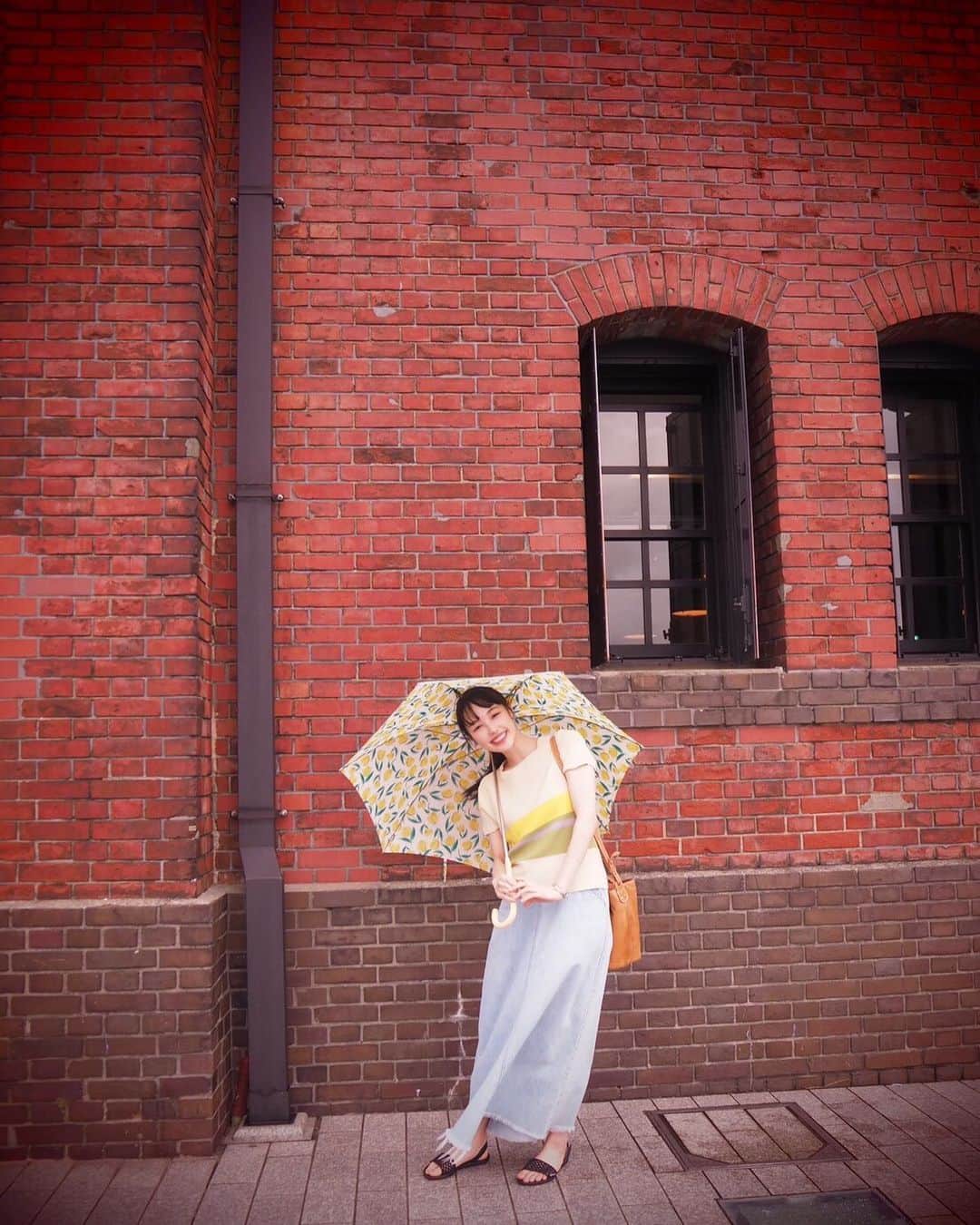 佐々木ありさのインスタグラム：「・ 雨の日は可愛い傘さしてテンション上げてます🌼🌿 冷え込む季節になってきましたので、皆さまお体にお気をつけ下さい。 （写真撮るときだけマスク外してます）」