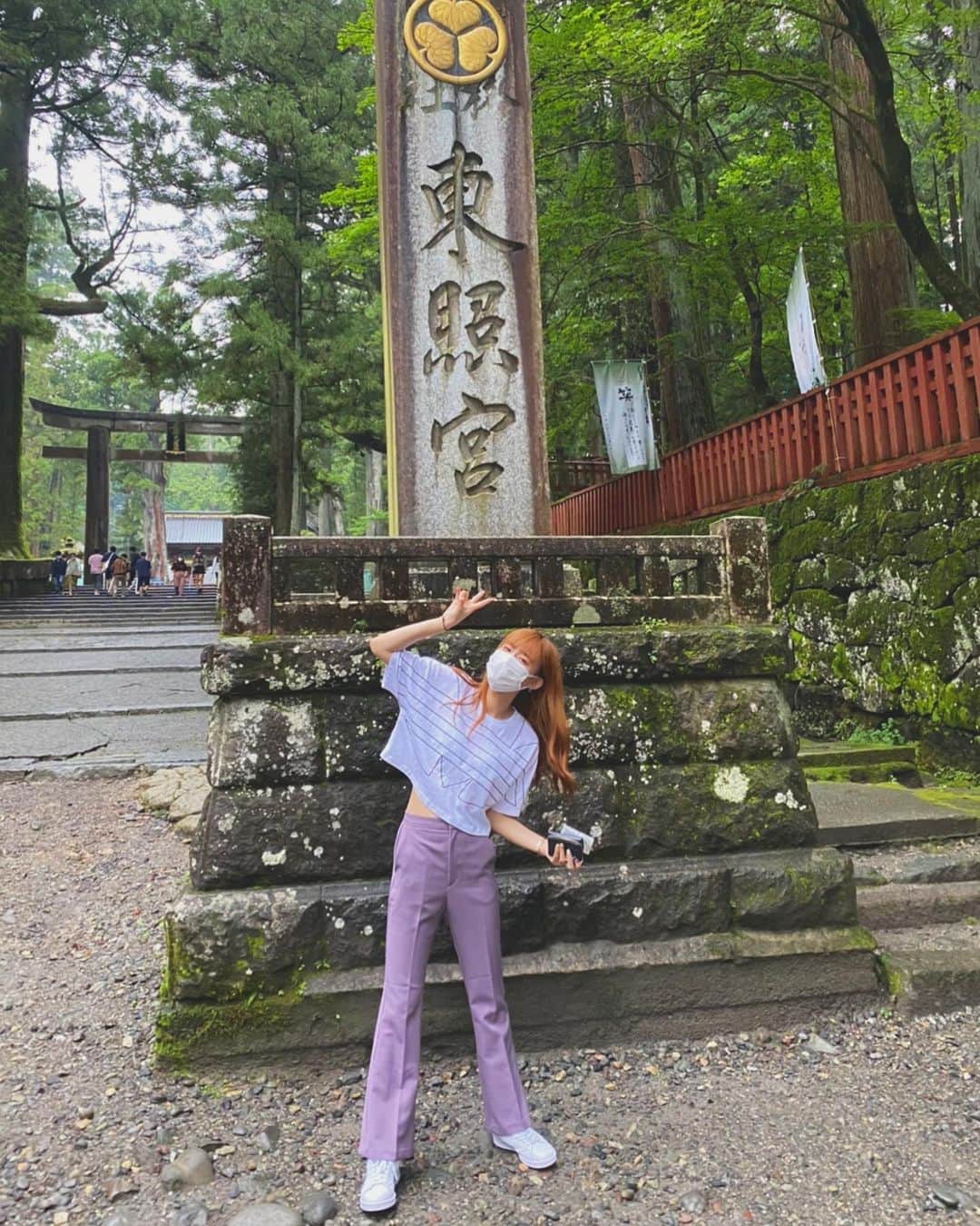 鈴木えりかのインスタグラム：「. 人生2度目の日光東照宮！ 天気悪かったけど、まあ良し！ しっかりお参りしてきました。  前にも撮ったことある場所で📷 . . . . #日光 #栃木 #日光東照宮 #栃木出身のくせに2度目 #パワーもらってきました #ootd #오오티디 #코디 #전신샷」
