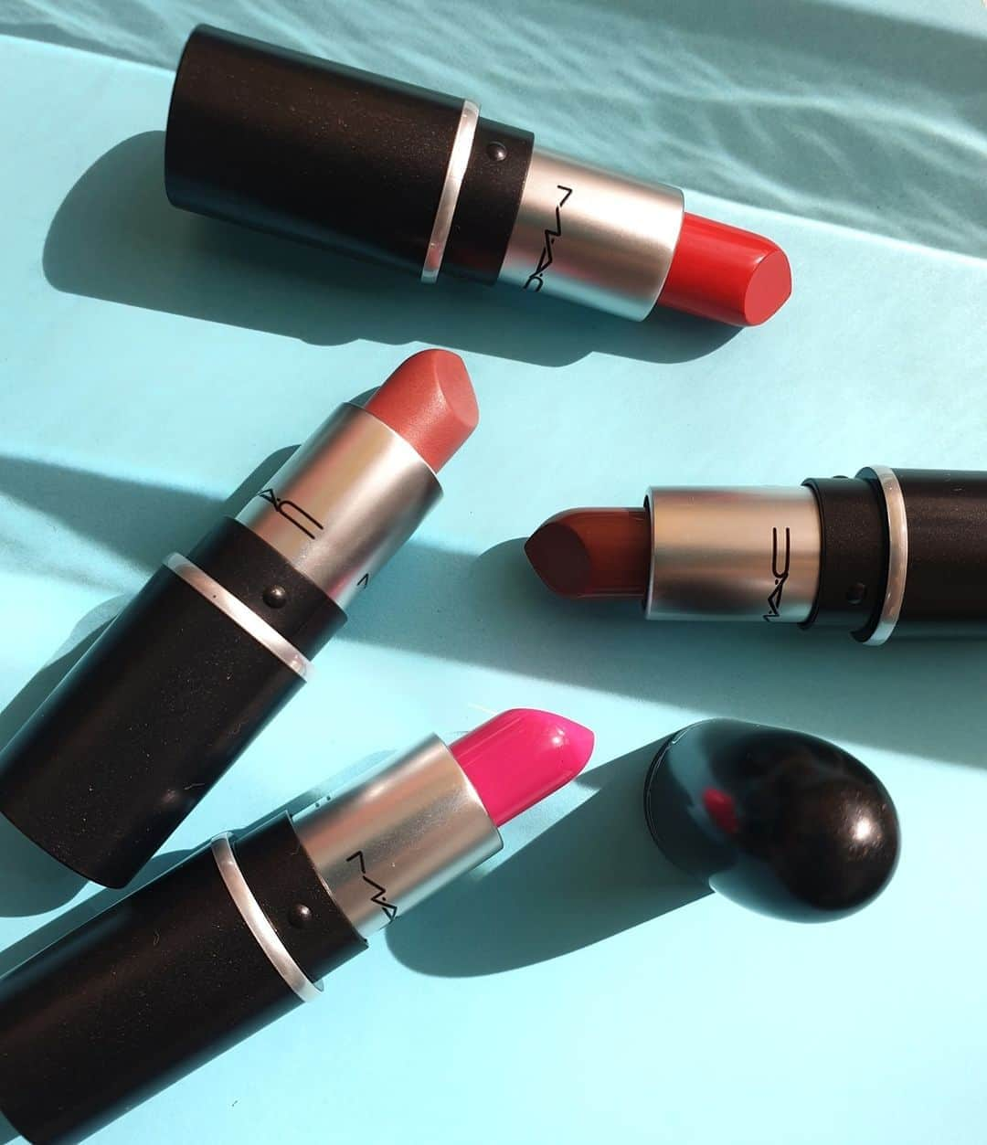 M·A·C Cosmetics Deutschlandさんのインスタグラム写真 - (M·A·C Cosmetics DeutschlandInstagram)「Klein aber oho! 😍 Unsere MINI MAC Lipsticks haben es in sich! Sie kommen nun in 20 (!!) wundervollen Kult-Farben und passen durch ihre kompakte Größe einfach in jede Handtasche! 🔥 💄  Welche Farbe hast Du Dir bereits geschnappt? 💗  #MINIMAC #lipstick #nudes #lipgloss #beauty #maclipstick #maclipgloss #glossy #matte #lips」9月14日 21時00分 - maccosmeticsgermany