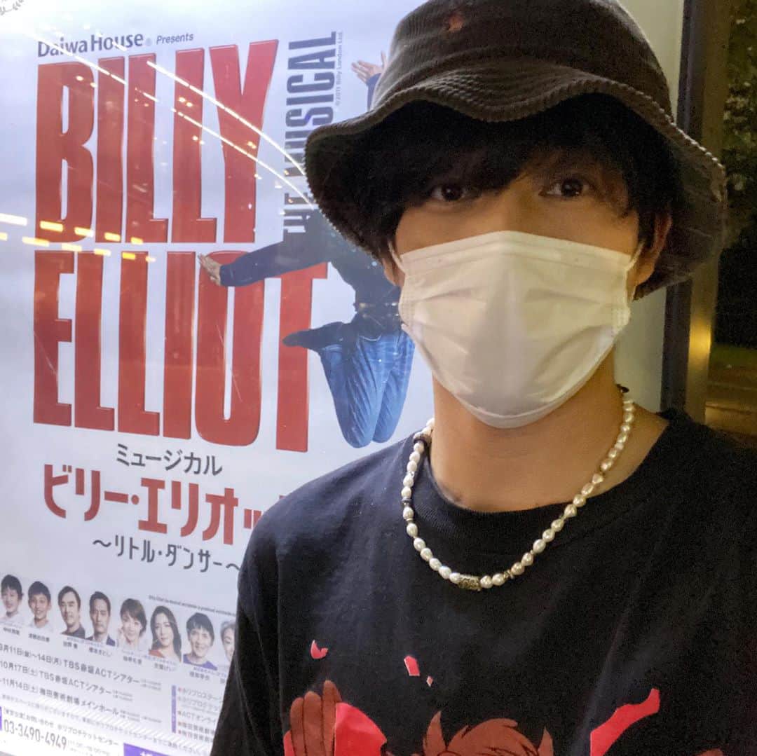 のインスタグラム：「舞台ビリーエリオットを観て来ました！ 俳優さん達全員が力を合わせて お芝居、ミュージカルを披露してる姿がとても素敵でした！ 家に帰って映画「リトルダンサー」を見てさらに感動したいと思います！ #ビリーエリオット」