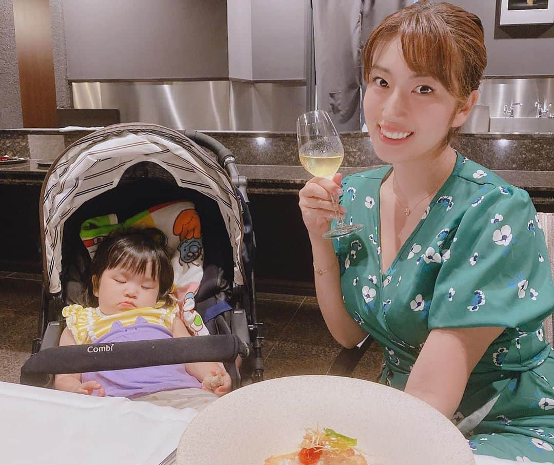 庄司ゆうこさんのインスタグラム写真 - (庄司ゆうこInstagram)「1泊2日で伊豆にあるUMITO the salon IZUに行ってきました✨✨ 初日は早めに伊豆に着いたので、ぐらんばる公園でももちゃんたくさん遊ばせて、夜ご飯食べたらすぐに寝ちゃったのでゆっくり美味しいディナーが頂けました🍽✨ ももちゃん1歳5ヶ月に突入❣️ 意思がハッキリしてきて、嫌なときは全力で、イヤ〜って暴れちゃうくらい我が強くなってきてこの先不安だらけだけど、可愛い寝顔を見たら疲れが吹っ飛びます🥺 東京も来月からgo toキャンペーンだし、ここは子連れにも優しくオススメな宿なのでプチ旅行をお考えな方は是非行ってみてくださぁーい❤️ #umitothesalonizu#伊豆#温泉#プチ旅行#目の前が海#景色最高#gotoキャンペーン#色々行きたいな」9月14日 21時10分 - yuko.shoji