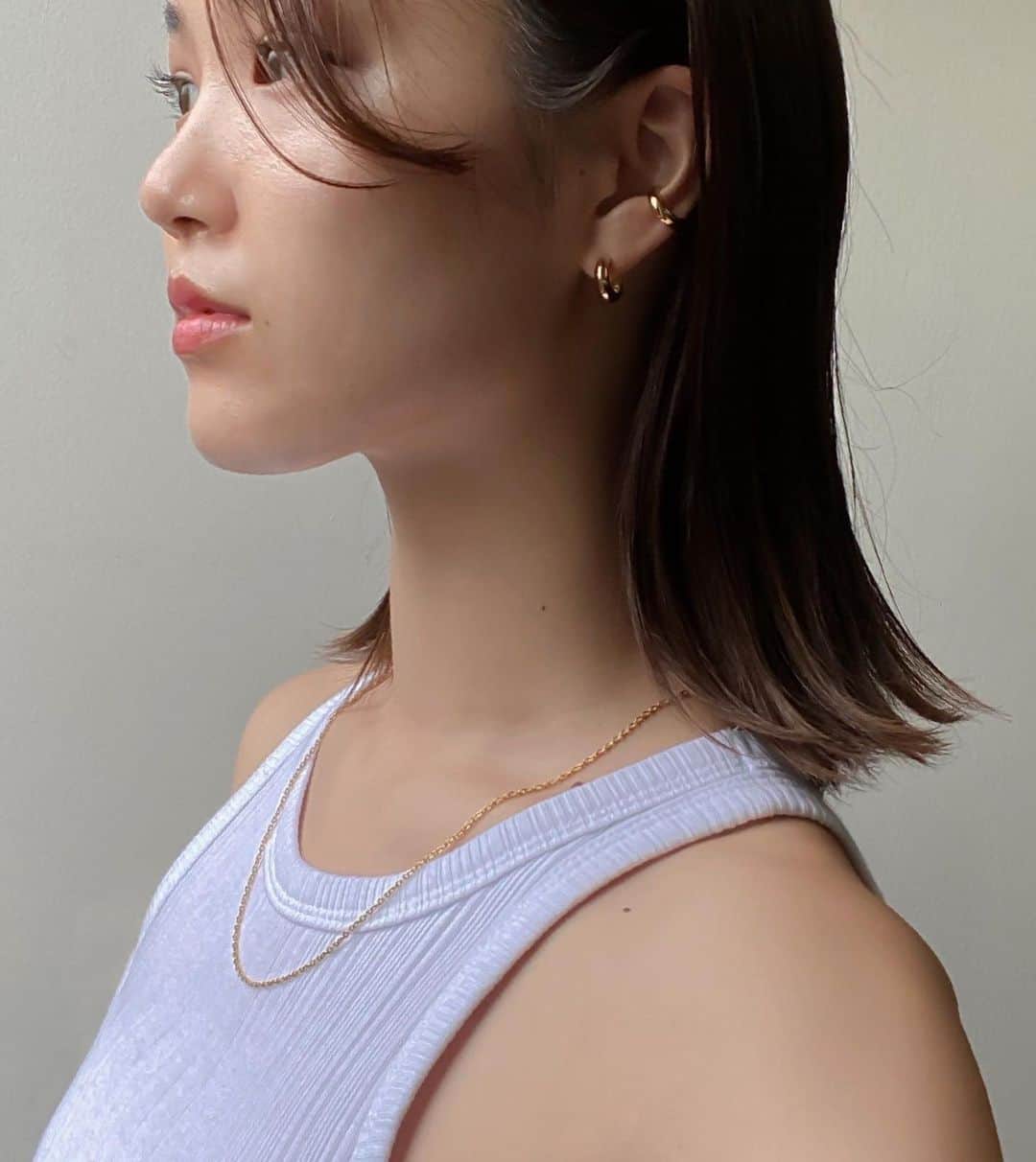 影山可蓮のインスタグラム：「・ ・ #simple 🪐 ・ ・ シンプルコーデに華奢なアクセたちでアクセント💭 ・ ・ Jewelry @gray____accessories  ・ #minimalstyle #minimalfashion #classicstyle #simpleoutfit #everydaylook」