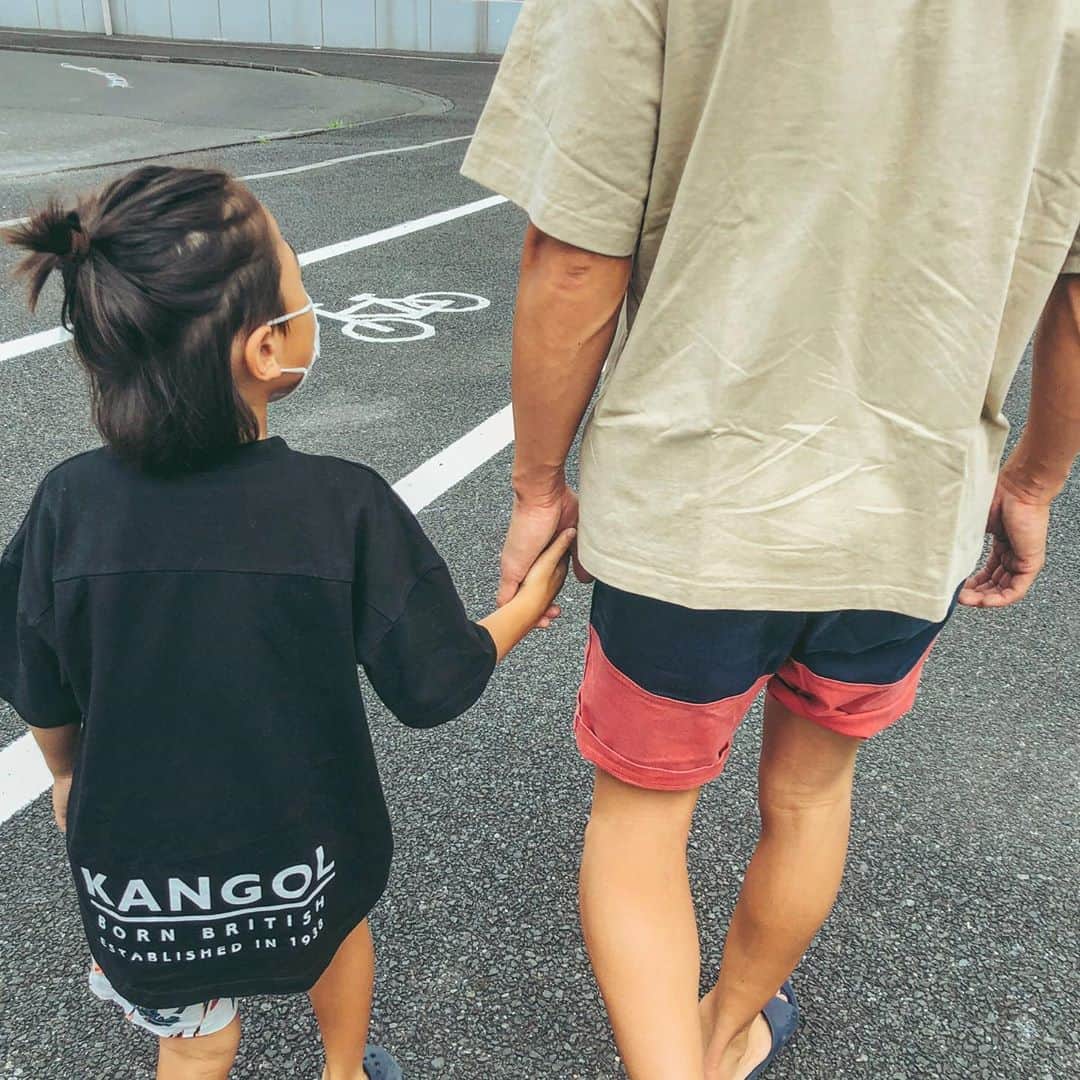 かなのインスタグラム：「． 男同士👦🏻🤝👨🏾 ． 今日運動会の選抜リレーの練習中に転んでしまった時の話をしてくれたりきと。 「転んだ時に頭の中のサイコロ🎲で①泣く、②リレーの選手辞める、③走るがあって、最初泣くが出たの。でも走りの神様が来て、もう一回やれって言われてもう一回サイコロやったら走りが出たから走ったら、抜かせてりきとのチームが勝ったんだよ✨」と😳  「走りが出た瞬間に、泣くは宇宙にいっちゃったのー😆」とも言ってたっけ ． 普段からパパと私でりきと語録っていうくらい中々不思議なことを言うんだけど😂 転んでから立ち上がって走り出すまでって実際には1秒もないんだろうけど、その一瞬で痛くて恥ずかしくて泣きたいし、もう走りたくないって気持ちと、それでも走って勝つんだ‼️って気持ちがりきとの中で戦っていたんだなぁと思うと、想像しただけで泣けた😭 その時の葛藤を自分なりの表現でママに伝えてくれたことも嬉しい成長。ありがとう🥰 ． 今年は例年通りの運動会ではなくて残念に思っていたけど こんな風に心も体も成長させてくれる幼稚園にはやっぱり感謝だなぁと感じた日😌🙏🏻 ． ． #りーくんの成長記録#パパと息子#絆」