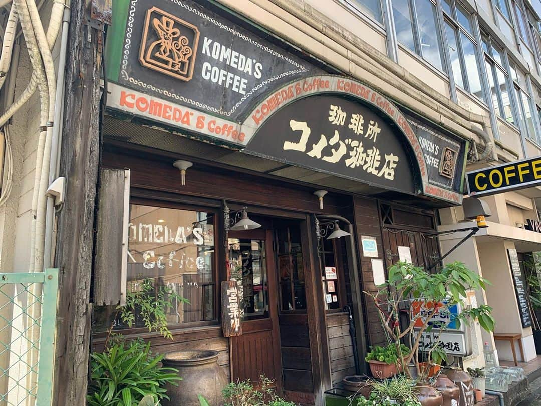 高橋萌のインスタグラム：「この前、一番古いコメダ珈琲店 第二号店の高岳店へいってきました☕️  昔ながらって感じでテンション 上がりました🥺💓 とっても素敵でした☕️  そこまでの道のりをYouTubeにも 乗せてるのでぜひ観てね🚗✨  #コメダ #コメダ珈琲店 #モーニング #高岳 #名古屋 #喫茶店 #高橋萌」