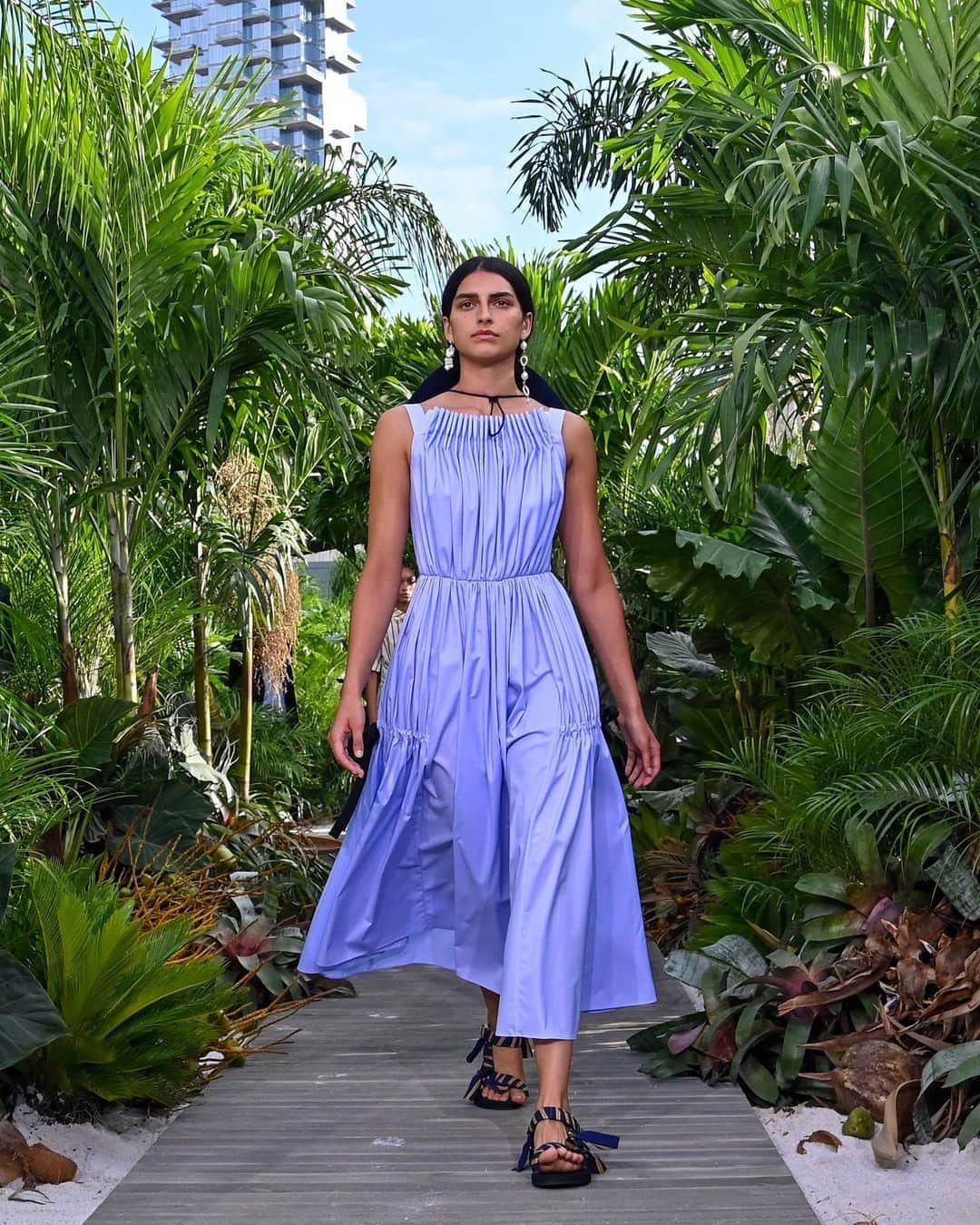 British Vogueさんのインスタグラム写真 - (British VogueInstagram)「Deep in luscious greenery on a Manhattan rooftop, @JasonWu presented his SS21 show as #NYFW's first digital incarnation kicked off. Familiar faces such as @Saffron, @IndyaMoore and @HanneGabbySees graced the wooden planked catwalk in the outside space – though the front row was much smaller than usual, with socially distanced seating. Click the link in bio for more on what to expect at New York Fashion Week according to British Vogue’s fashion critic (and seasoned front row-er) @AndersChristianMadsen.」9月14日 21時07分 - britishvogue