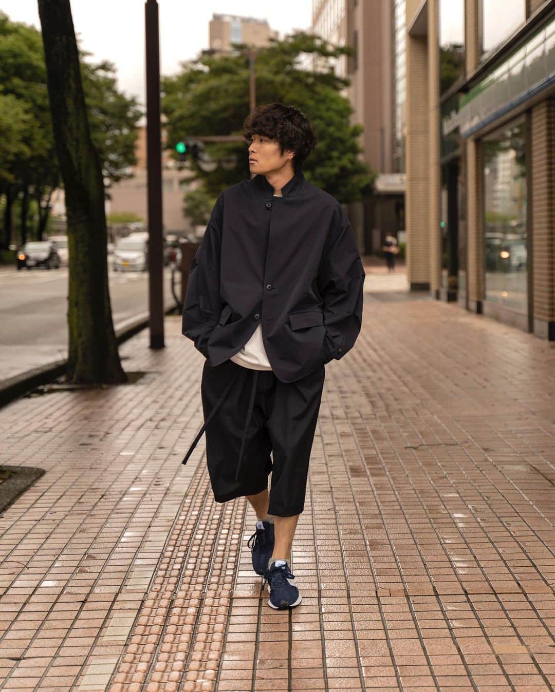 Ryoさんのインスタグラム写真 - (RyoInstagram)「ㅤㅤㅤㅤㅤㅤㅤㅤㅤㅤㅤㅤㅤ 金沢2日目は、オールネイビーコーデ😋 ジャケットをショーツで合わせました〜！ もう秋を感じる涼しい日でした🍁 ㅤㅤㅤㅤㅤㅤㅤㅤㅤㅤㅤㅤㅤ jacket:#daiwapier39 tee:#camielfortgens pants:#oamc shoes:#newbalance327」9月14日 21時07分 - ryo__takashima